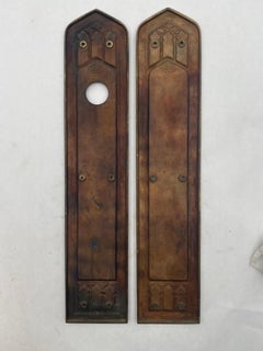 Jonathon, paire de plaques de poussée Sargent en bronze coulé de style gothique, patine naturelle, bord supérieur cintré