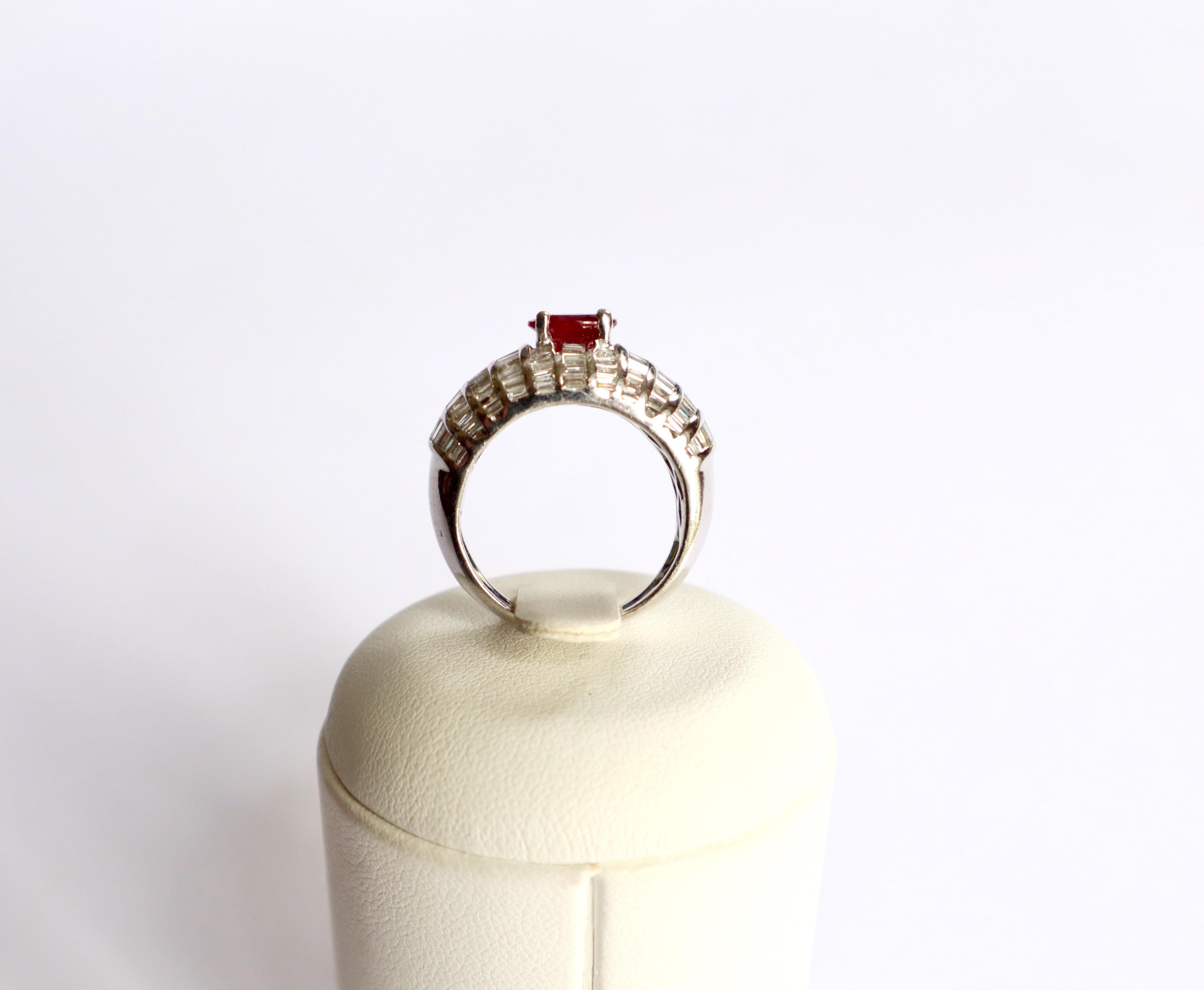 Jonc Ring aus 18 Karat Weißgold mit ovalem Rubin und Diamanten (Ovalschliff) im Angebot