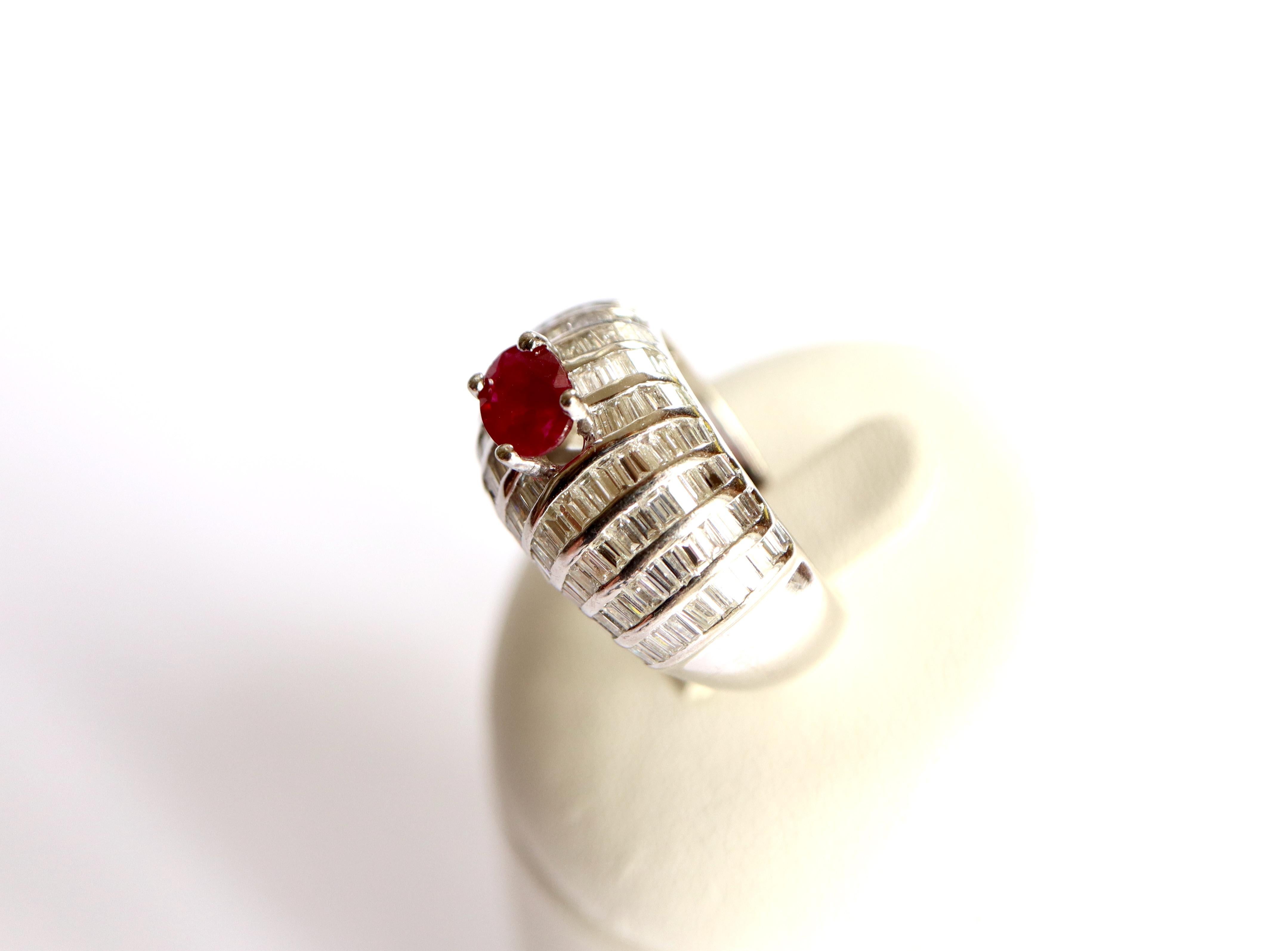 Jonc Ring aus 18 Karat Weißgold mit ovalem Rubin und Diamanten im Zustand „Gut“ im Angebot in Paris, FR