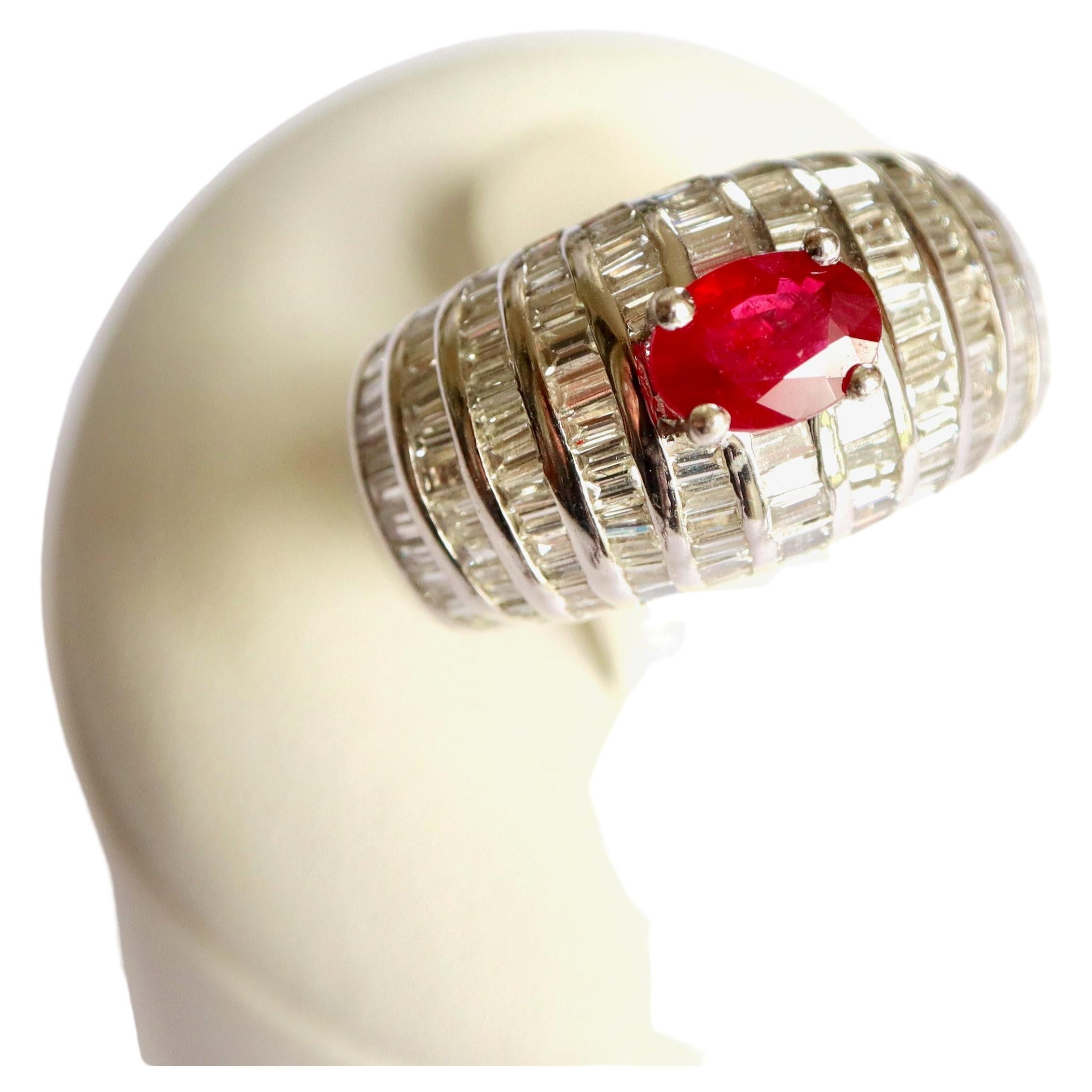 Jonc Ring aus 18 Karat Weißgold mit ovalem Rubin und Diamanten im Angebot
