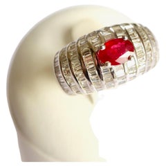 Jonc Ring aus 18 Karat Weißgold mit ovalem Rubin und Diamanten
