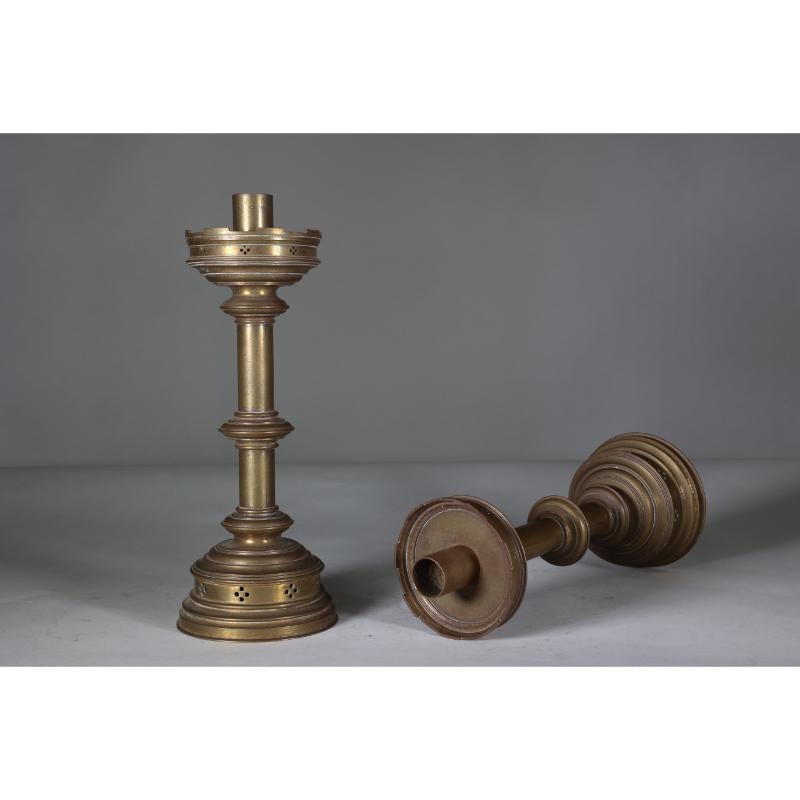 Jones and Willis. A pair of Gothic Revival heavy brass castellated candlesticks  In Good Condition For Sale In London, GB