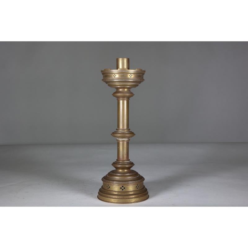 Jones & Willis. Coppia di candelabri in ottone pesante di stile gotico rinascimentale In condizioni buone in vendita a London, GB