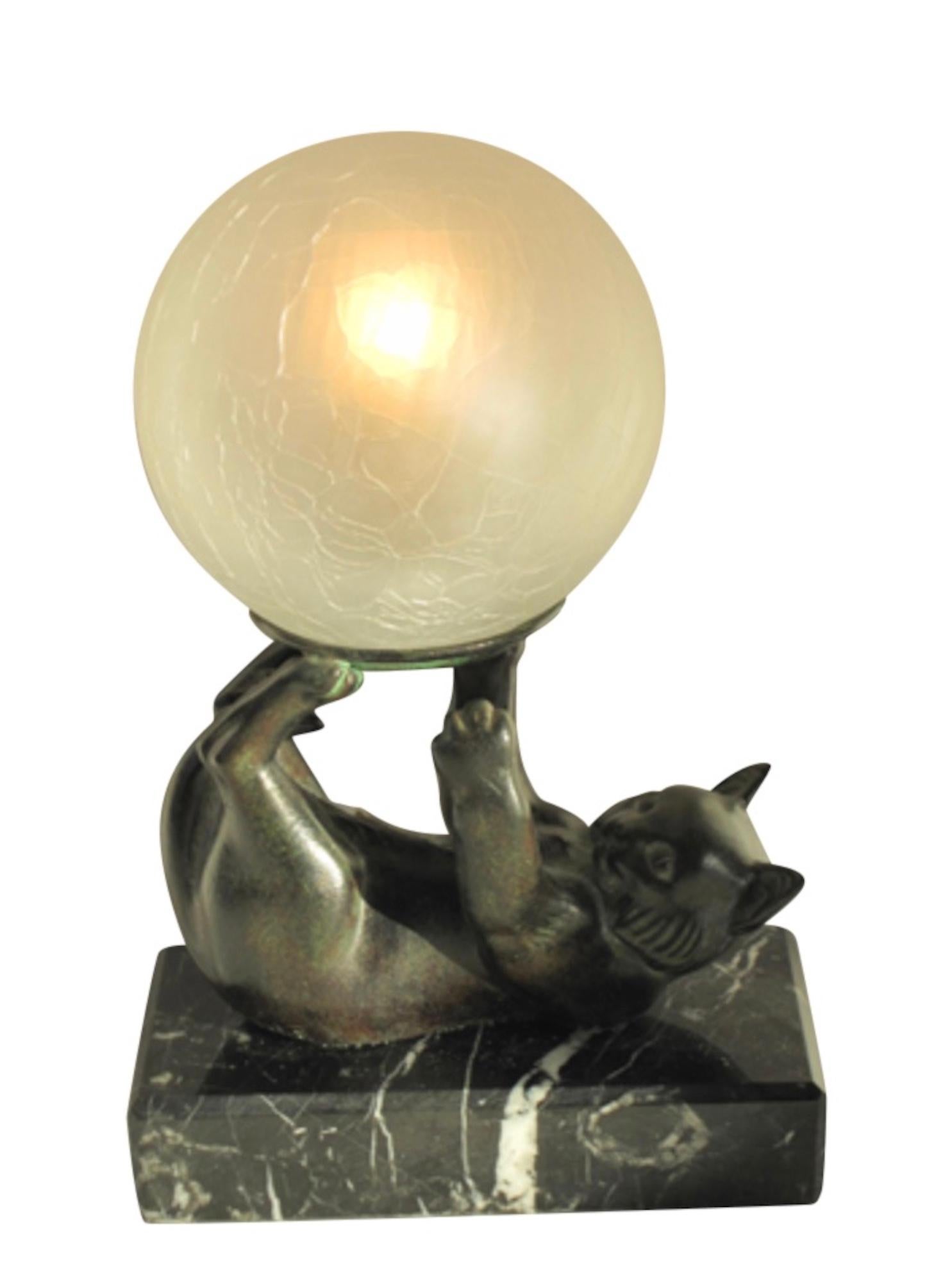 “Jongleur” (French: juggler)
Cat playing with a ball (On this case with a lighted glass ball)
Designed in France during the roaring 1920s by “Janle”, signed
Original “Max Le Verrier”
Art Deco style, France.

Sculpture made in “Régule”