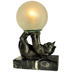 Lampe de table Jongleur représentant un chat avec une boule de verre par Janle et Max Le Verrier