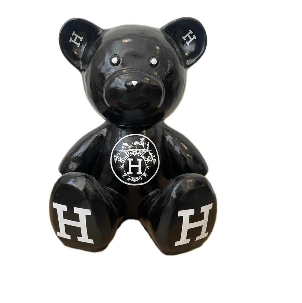 Jonh TOBB (nato nel 1953) - Scultura Hermes Bear, 2024 Tecnica mista su resina
Firmato, datato e numerato 1/1 sulla base
Dimensioni: 30 x 33 x 21 cm