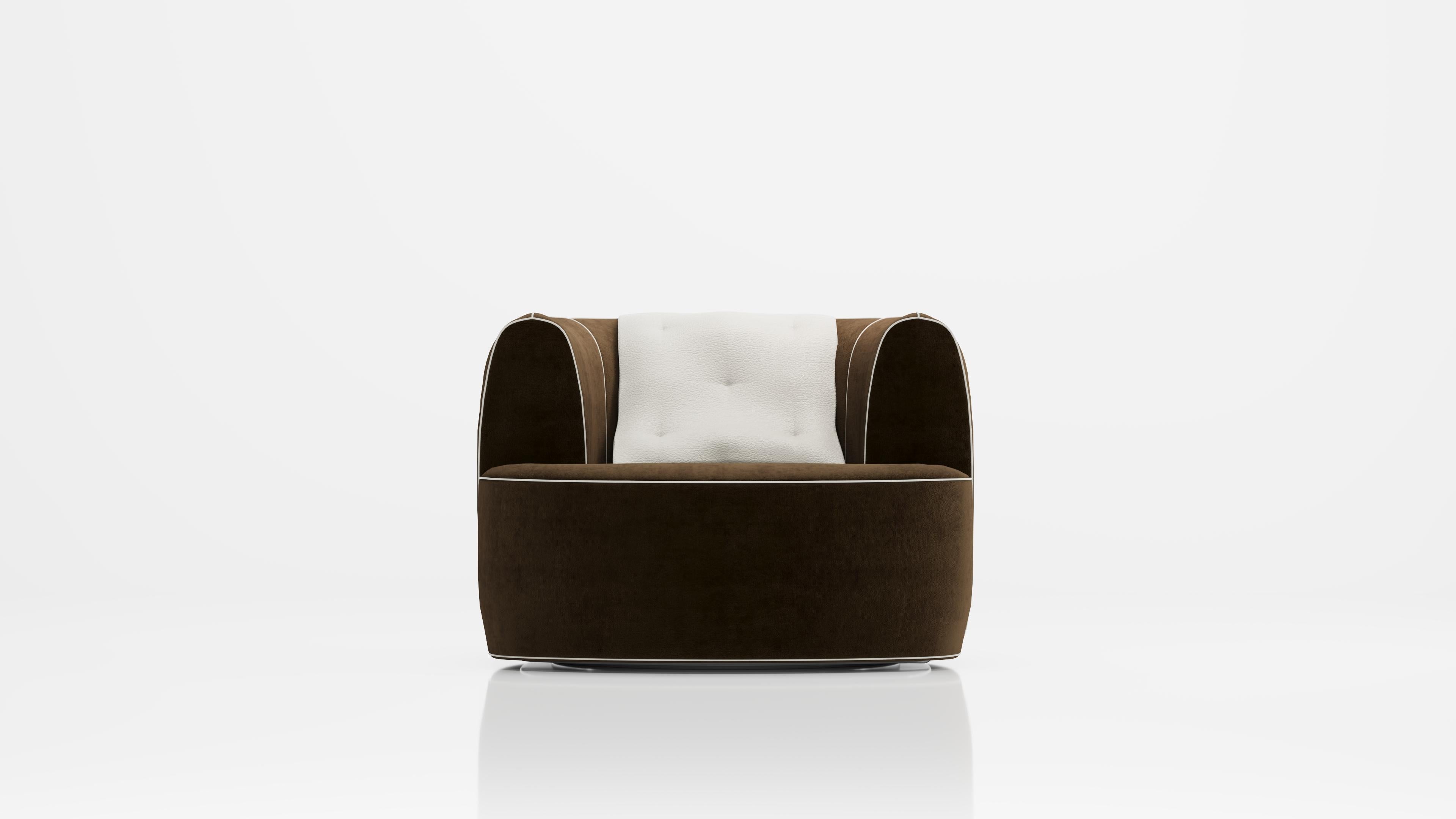 Das von der Kamelsatteltasche inspirierte Design besteht aus einem drehbaren Sessel und seinem Zubehör an der Rückenlehne. Sie können die Kombination aus Samtstoff mit einer breiten Farbpalette und echtem Lederbesatz und Zubehör nach Ihren eigenen