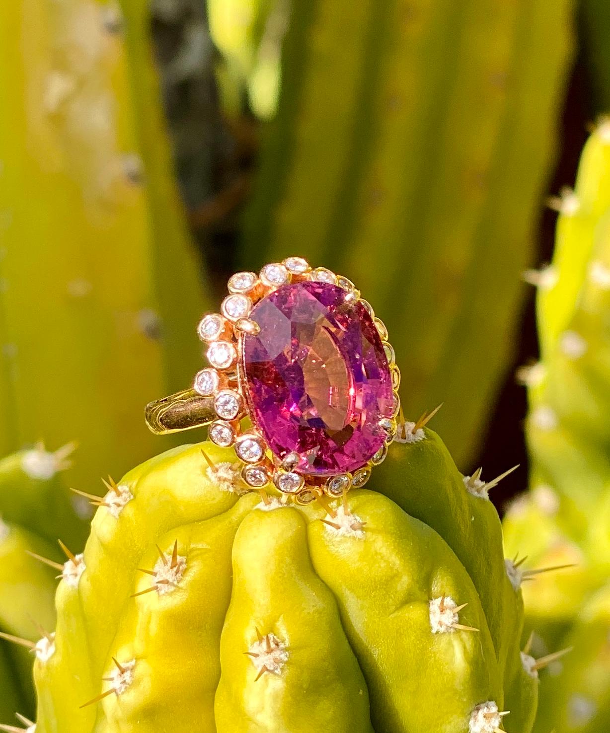 18 Karat Yellow Gold 14.05 Carat Rubellite Tourmaline Diamond Cocktail Ring In New Condition For Sale In New York, NY