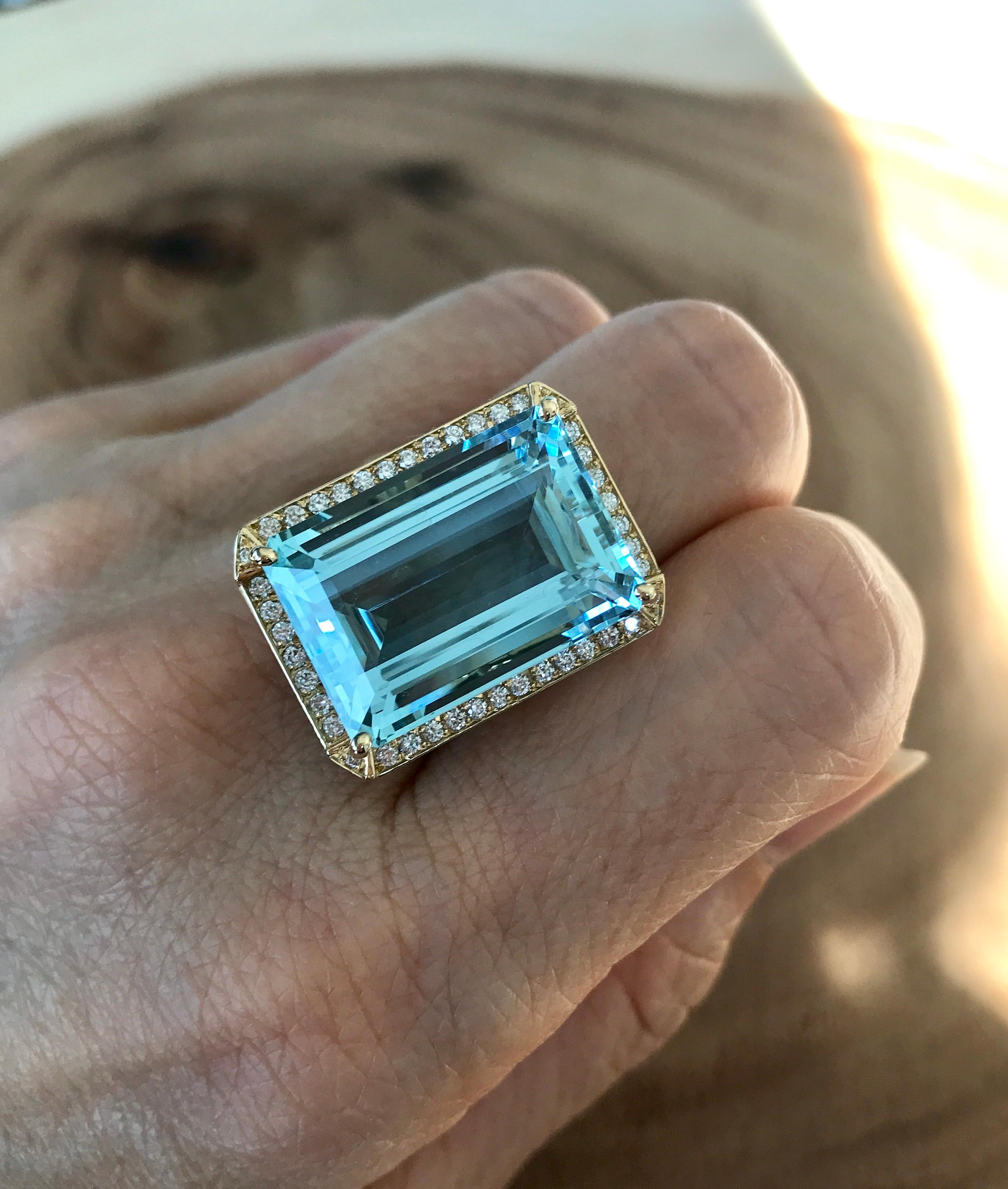 Contemporary 18 Karat Yellow Gold 19 Carats Emerald Cut Aquamarine Diamond Cocktail Ring For Sale