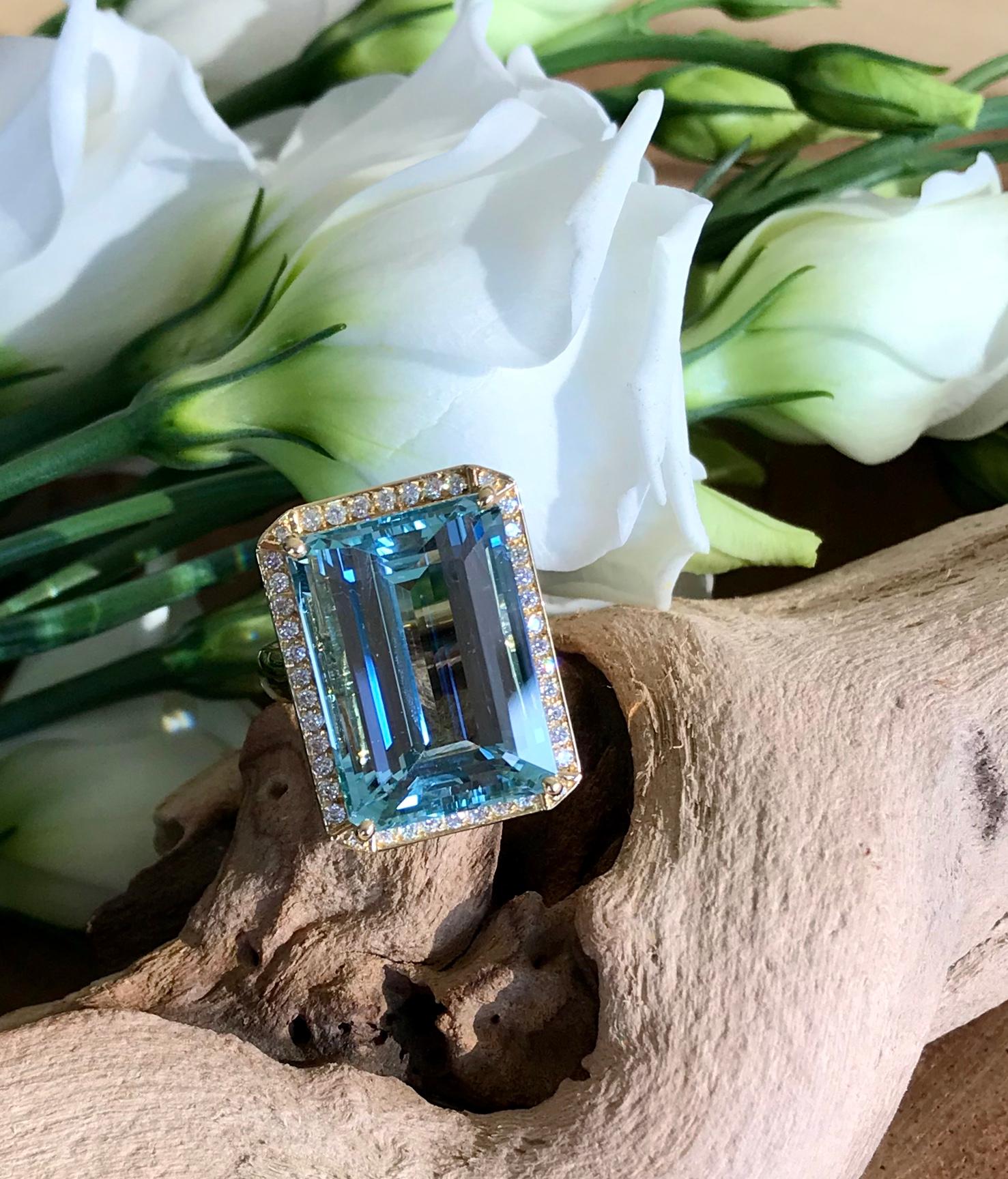 18 Karat Yellow Gold 19 Carats Emerald Cut Aquamarine Diamond Cocktail Ring In New Condition For Sale In New York, NY