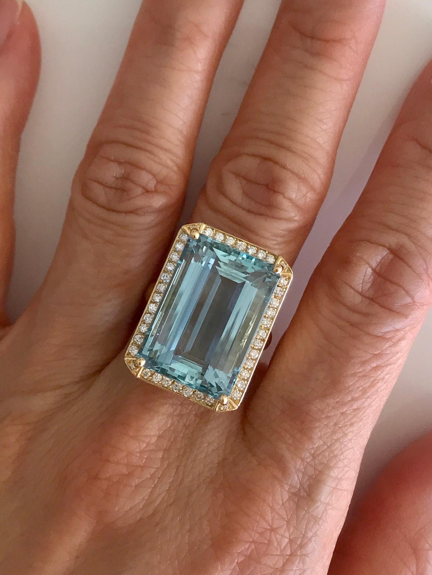 Women's or Men's 18 Karat Yellow Gold 19 Carats Emerald Cut Aquamarine Diamond Cocktail Ring For Sale
