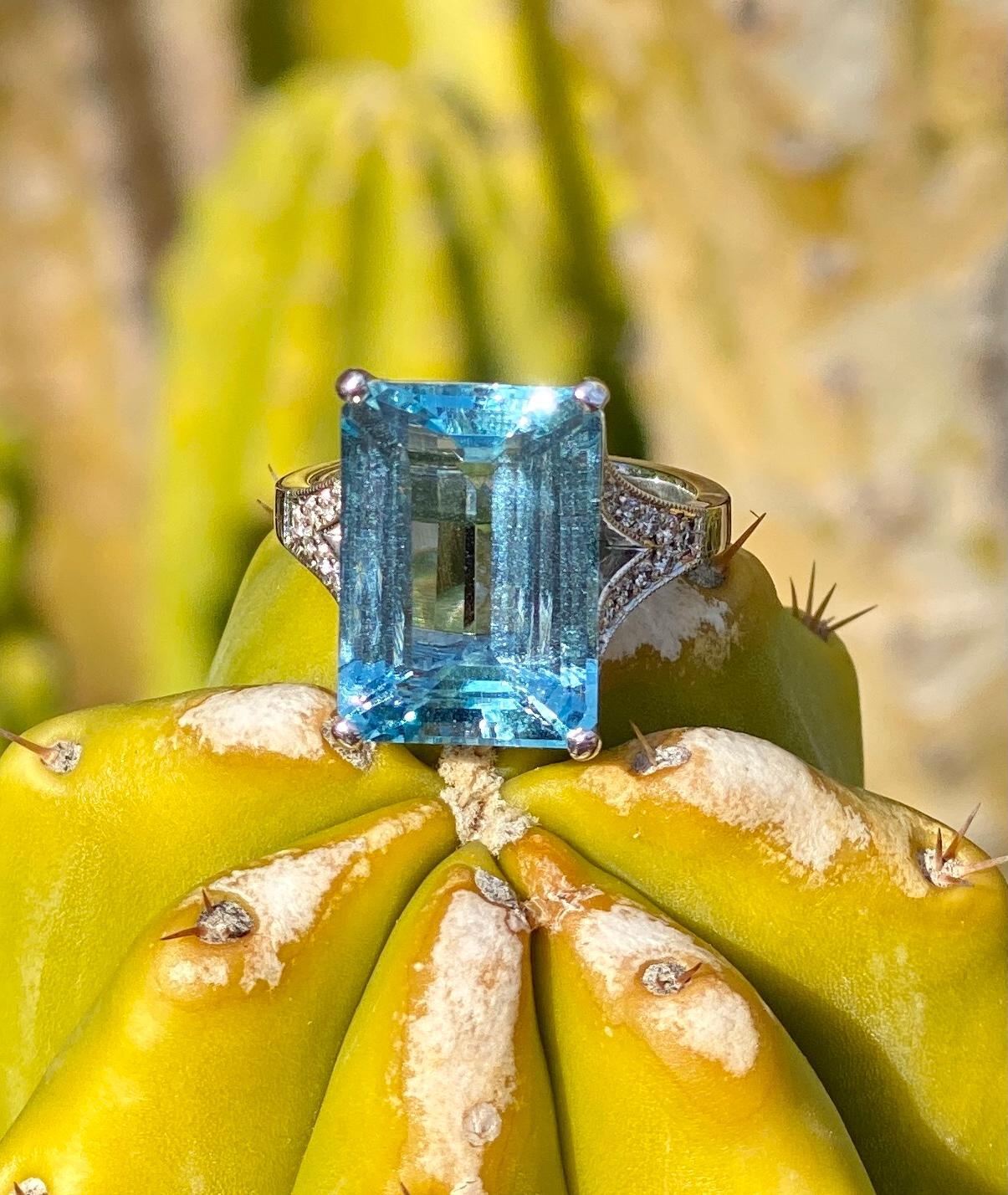 18 Karat White Gold 8.44 Carat Aquamarine and Diamond Cocktail Ring In New Condition In New York, NY