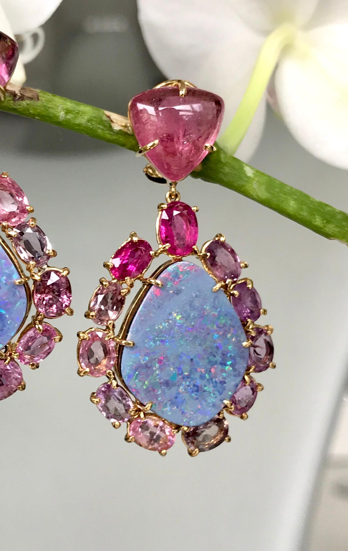 Tropfenohrringe aus 18 Karat Gelbgold mit Boulder-Opal, rosa Saphir und rosa Turmalin (Gemischter Schliff) im Angebot