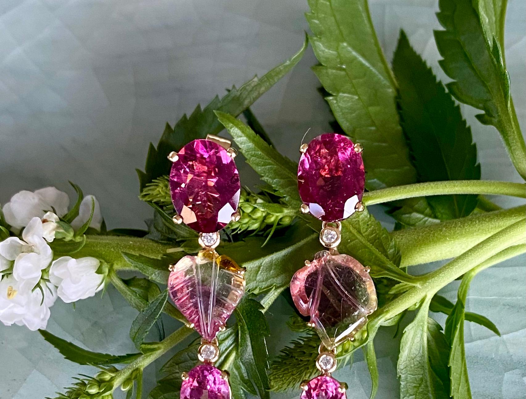 Taille mixte Pendants d'oreilles en or jaune 18 carats avec tourmaline rose bicolore sculptée et diamants en vente