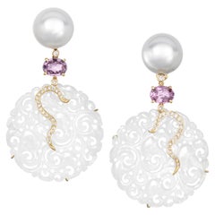 Boucles d'oreilles en or jaune 18 carats, jade blanc sculpté, perle des mers du Sud, spinelle et diamant