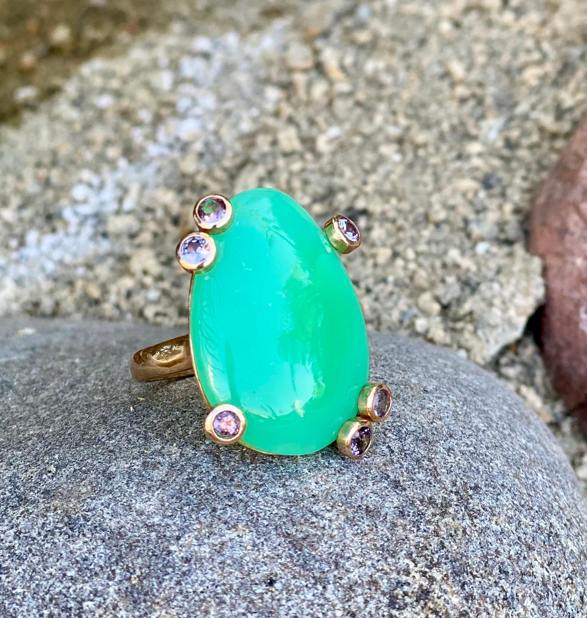 Contemporary 18 Karat Yellow Gold Apple Green Chrysoprase Spinel Solitaire Cocktail Ring For Sale