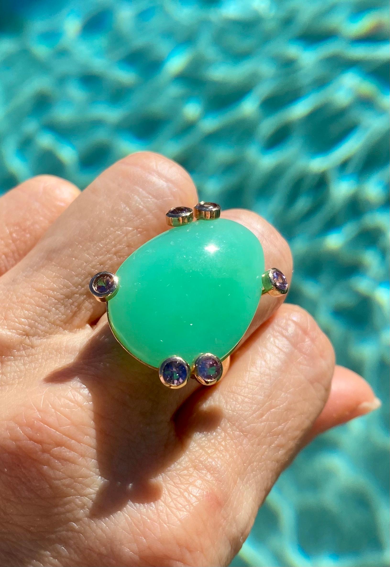 Mixed Cut 18 Karat Yellow Gold Apple Green Chrysoprase Spinel Solitaire Cocktail Ring For Sale