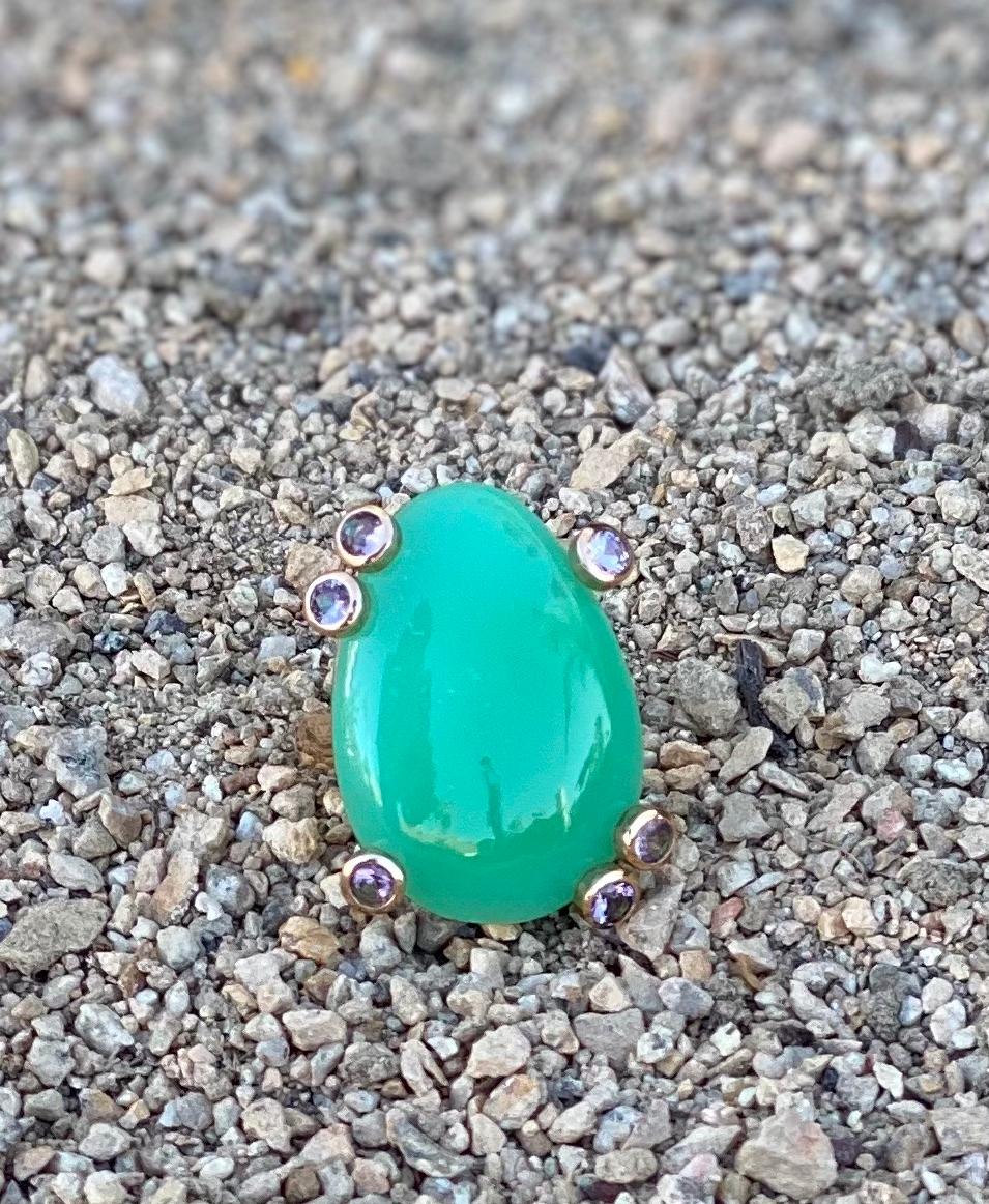 18 Karat Yellow Gold Apple Green Chrysoprase Spinel Solitaire Cocktail Ring In New Condition For Sale In New York, NY