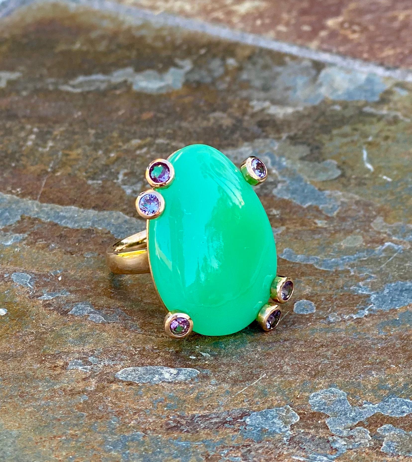 Women's or Men's 18 Karat Yellow Gold Apple Green Chrysoprase Spinel Solitaire Cocktail Ring For Sale