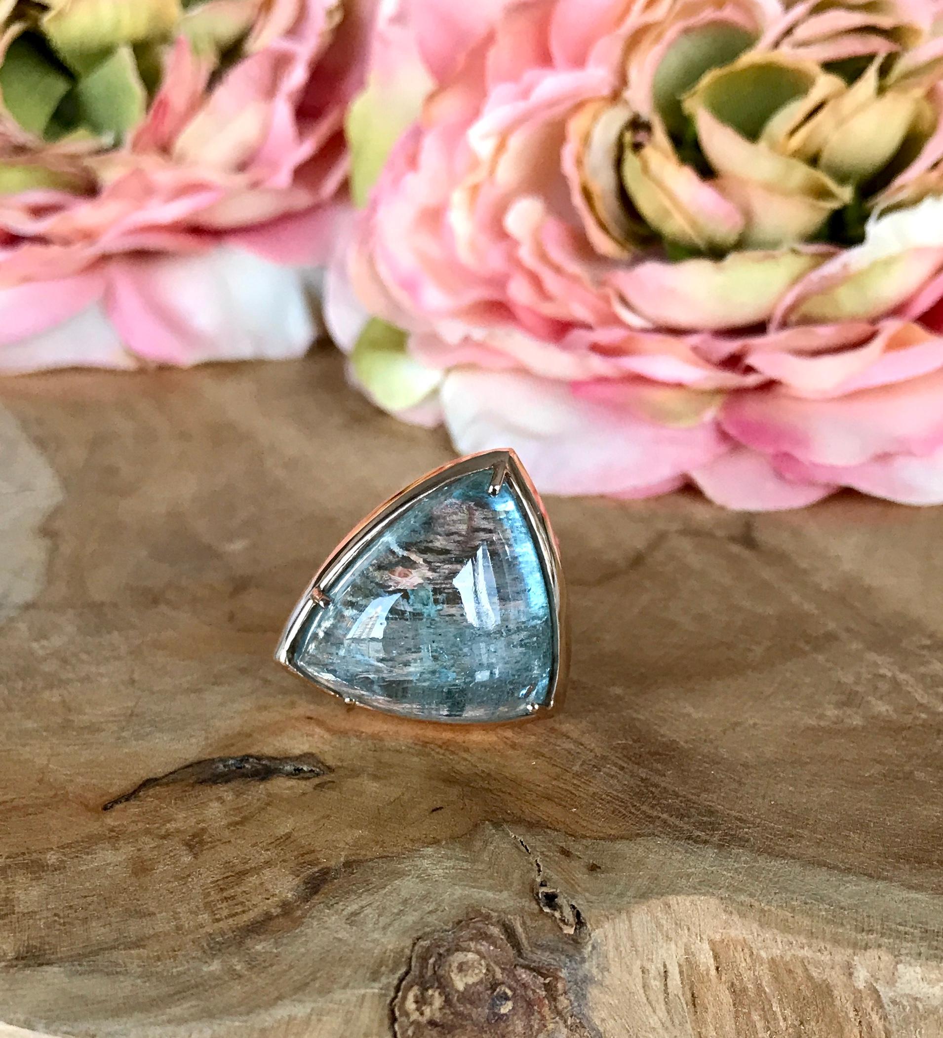 Contemporary 18 Karat Rose Gold Fancy Shaped Cabochon Aquamarine Cocktail Ring For Sale