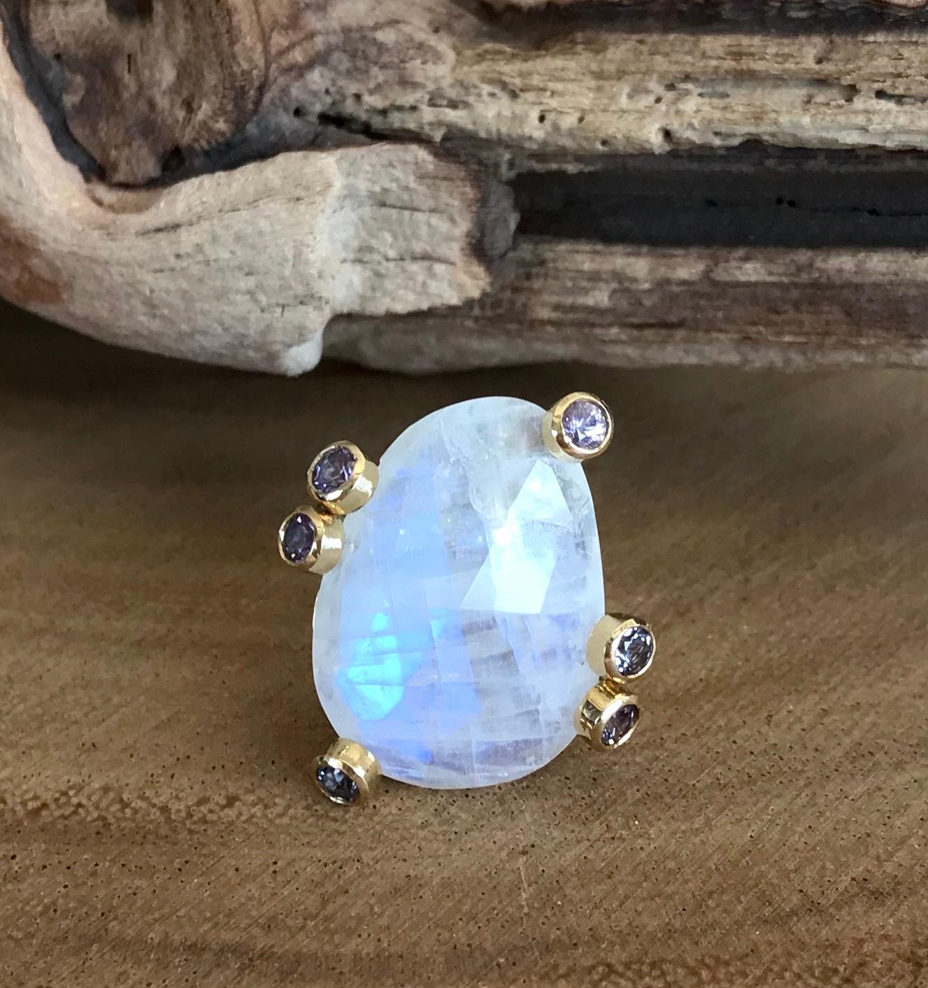 Contemporary Rainbow Moonstone and Spinel 18 Karat Gold Ring For Sale