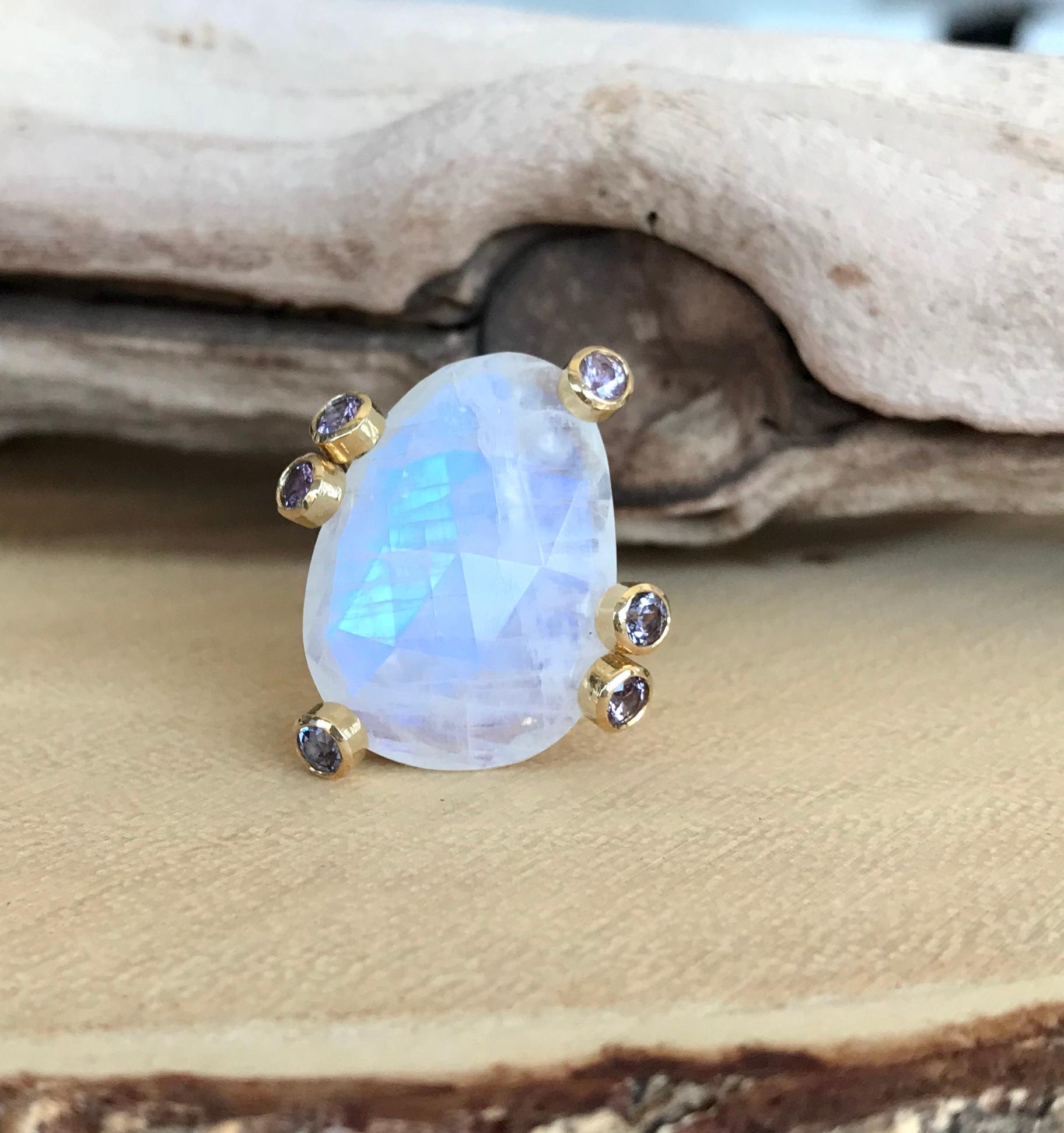 Rainbow Moonstone and Spinel 18 Karat Gold Ring In New Condition For Sale In New York, NY