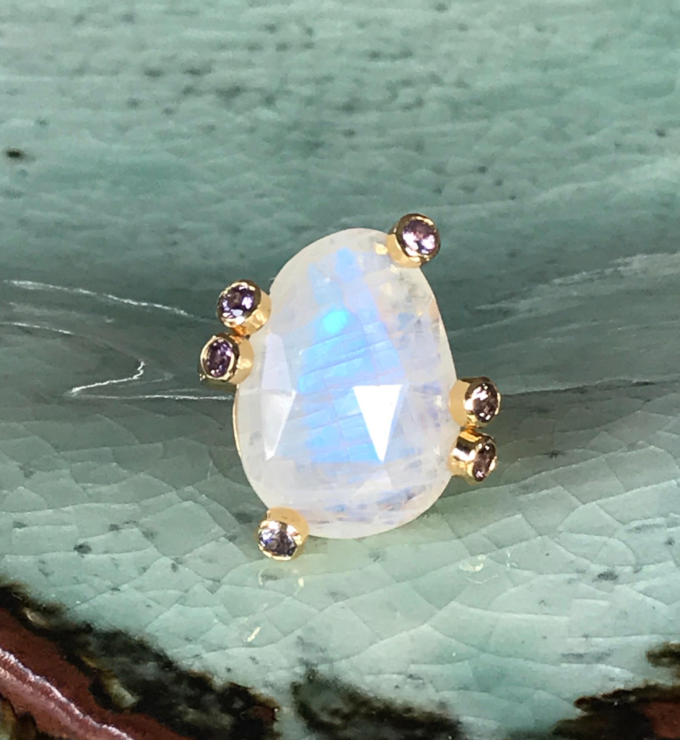 Women's or Men's Rainbow Moonstone and Spinel 18 Karat Gold Ring For Sale