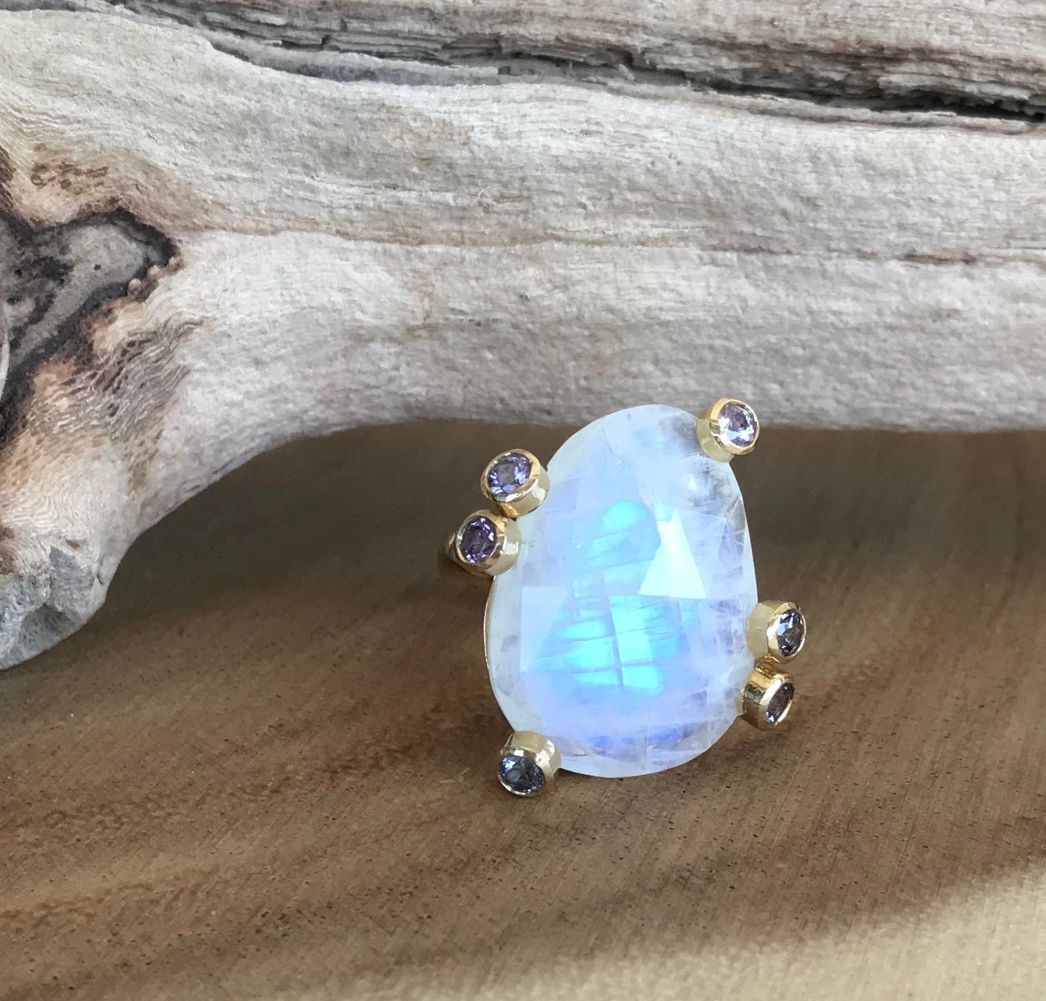 Rainbow Moonstone and Spinel 18 Karat Gold Ring For Sale 1