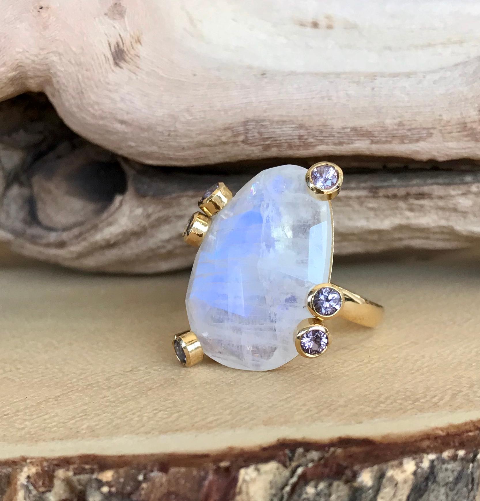 Rainbow Moonstone and Spinel 18 Karat Gold Ring For Sale 2