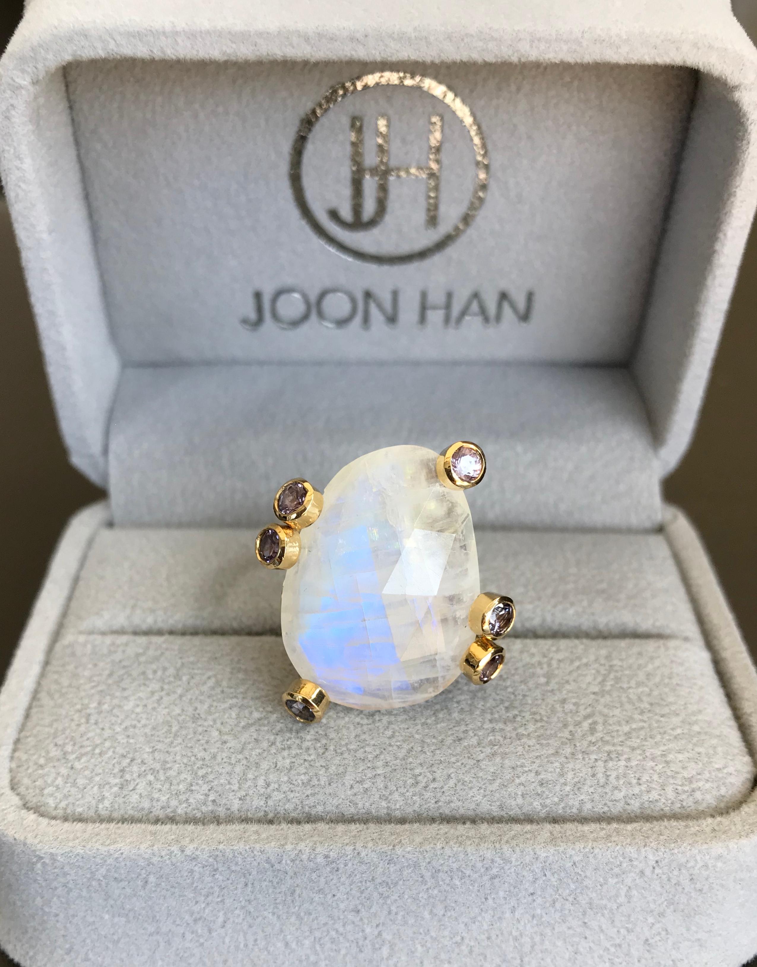 Rainbow Moonstone and Spinel 18 Karat Gold Ring For Sale 3
