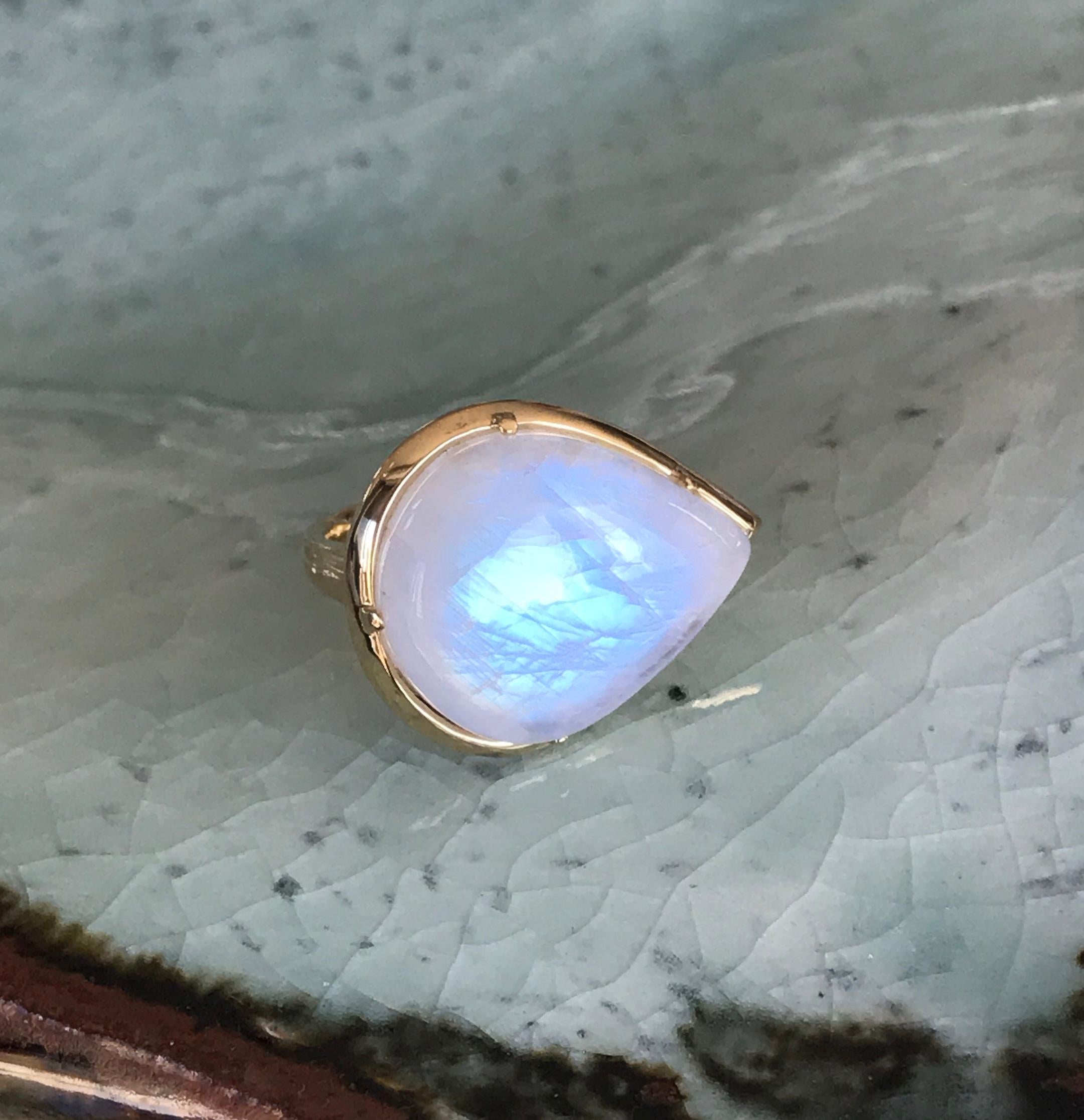 Contemporary Joon Han Rainbow Moonstone Fancy Cabochon Pear Shape 18K Gold Cocktail Ring For Sale
