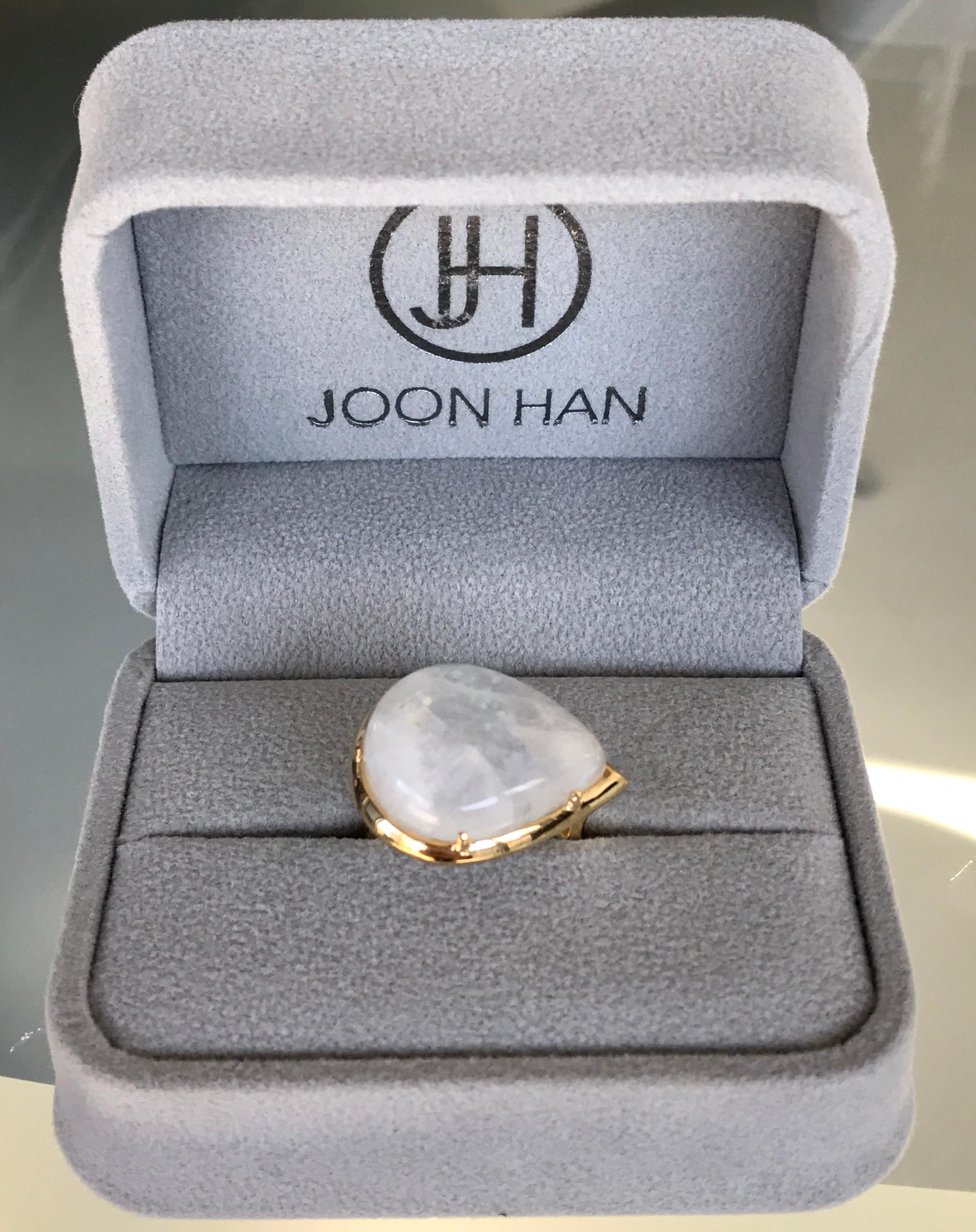 Joon Han Rainbow Moonstone Fancy Cabochon Pear Shape 18K Gold Cocktail Ring For Sale 4