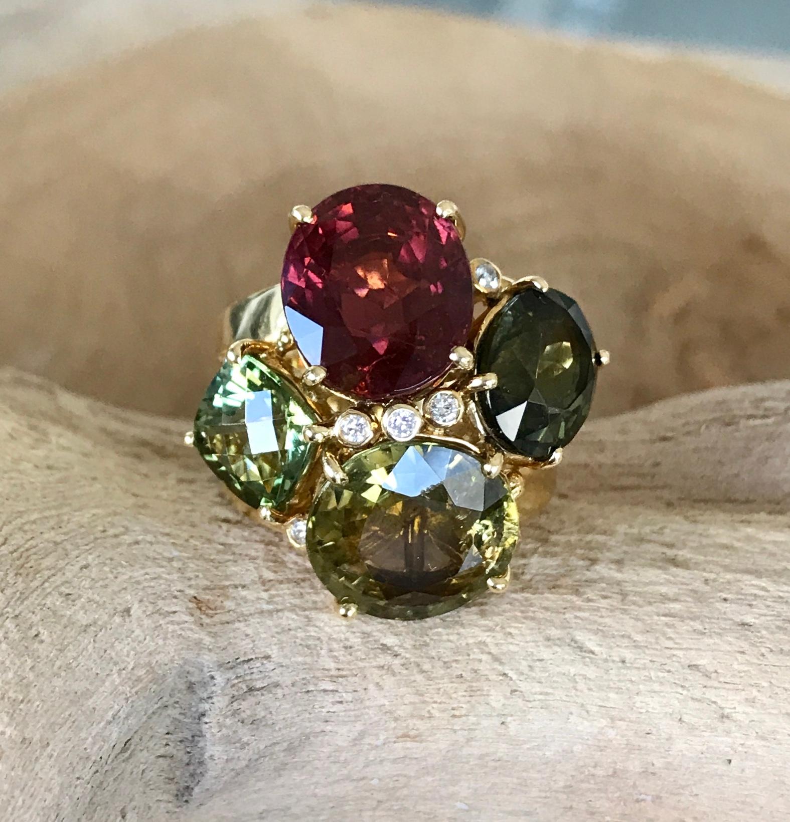 18 Karat Gelbgold Rubellit Multi Turmalin Diamant Cluster Cocktail-Ring (Zeitgenössisch) im Angebot