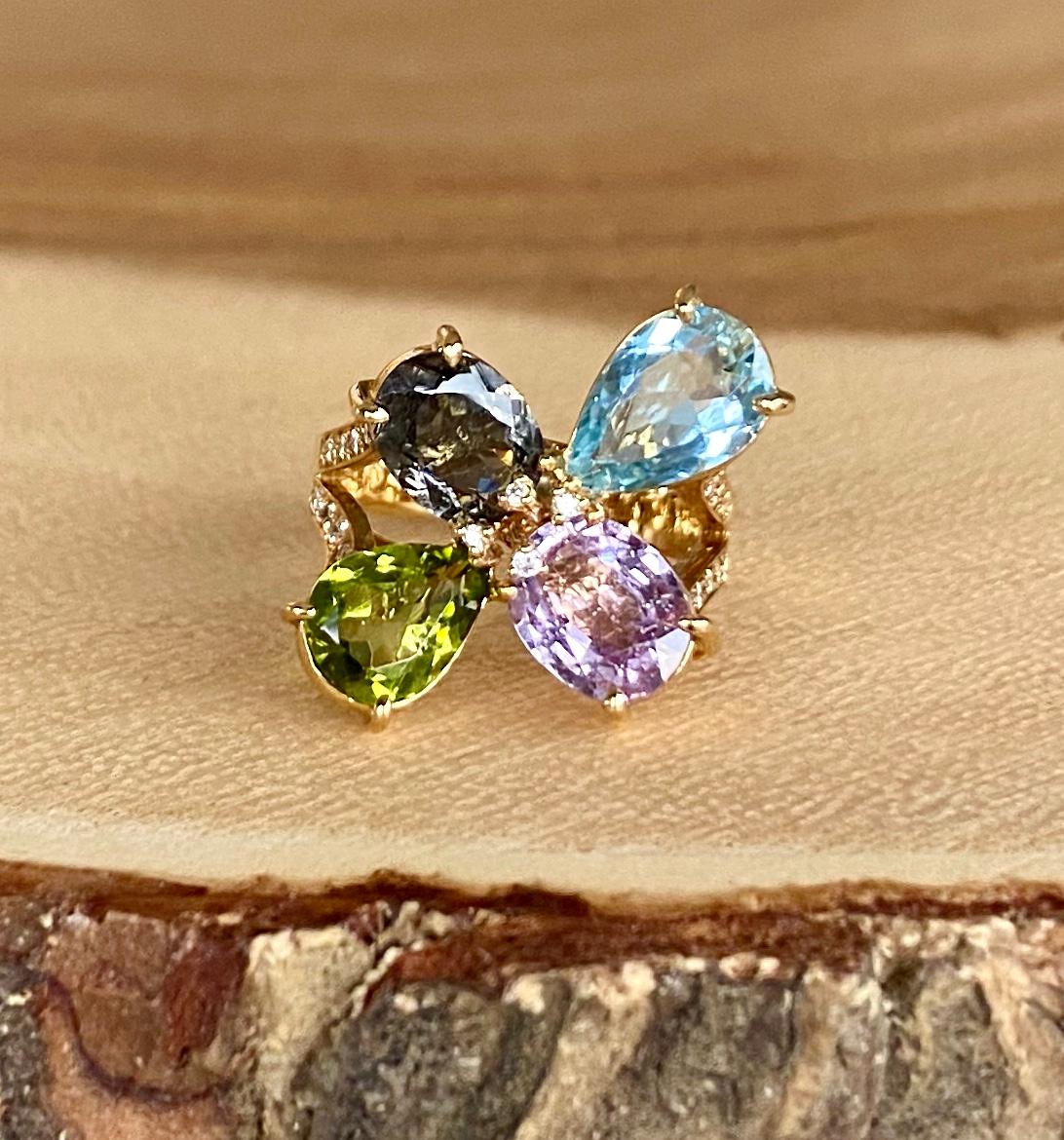 Contemporain Bague en or jaune 18 carats, saphir, aigue-marine, tourmaline, péridot et diamant en vente