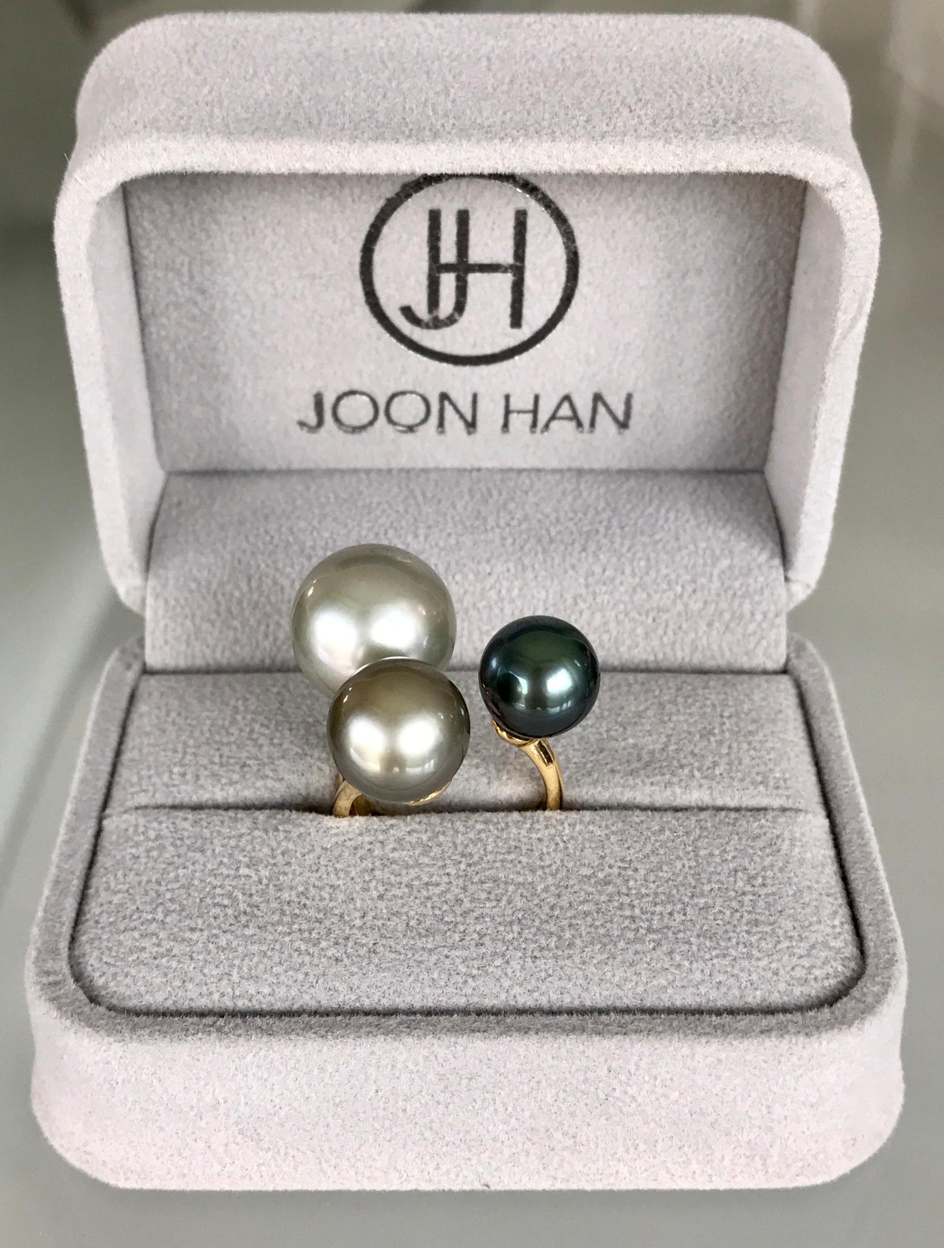 Women's or Men's 18 Karat Yellow Gold South Sea Tahitian Multi-Color Pearl Cluster Cocktail Ring For Sale