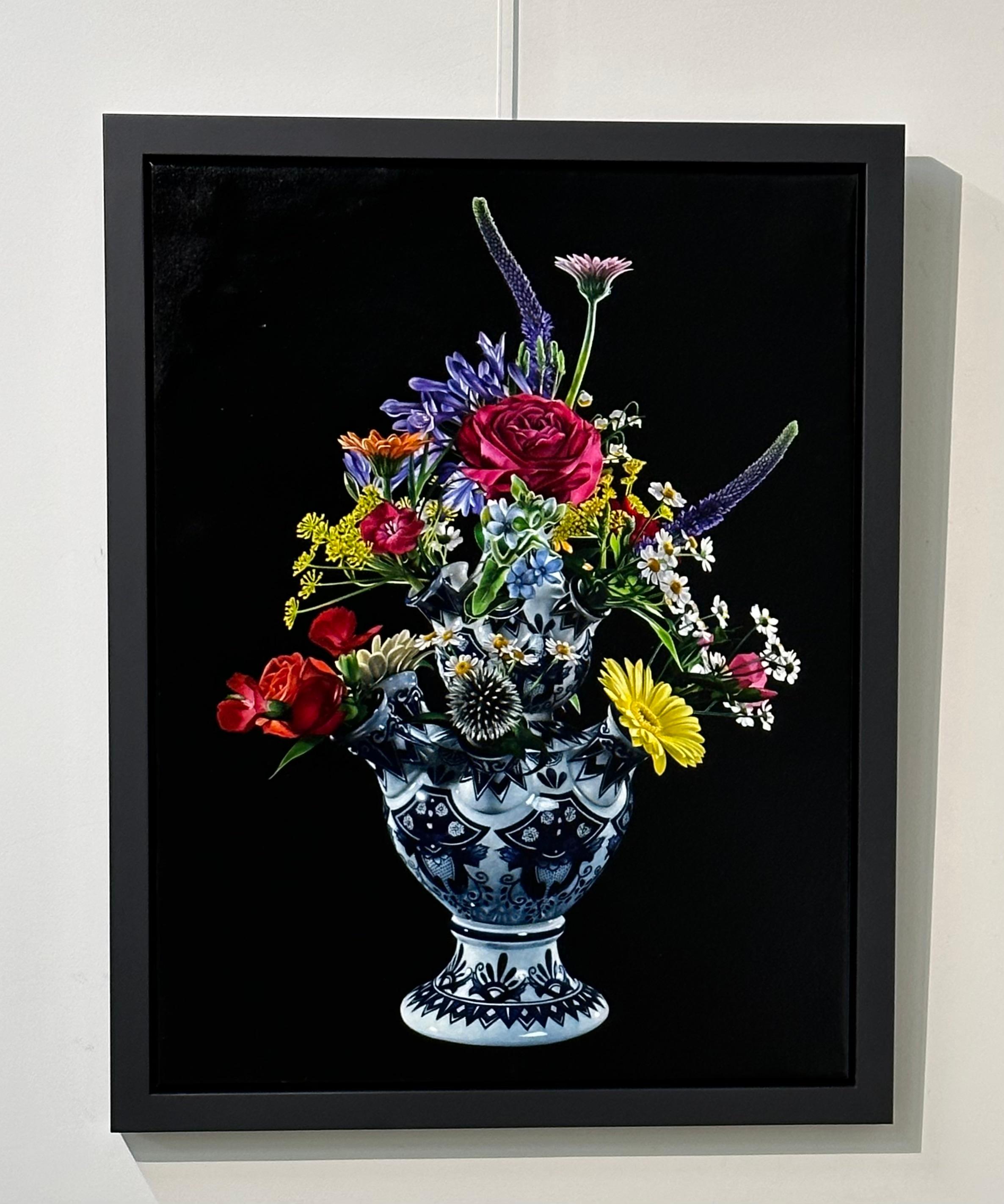 Fiori - 21° secolo - Pittura floreale contemporanea di un vaso di tulipani con fiori - Painting di Joran van der Haar