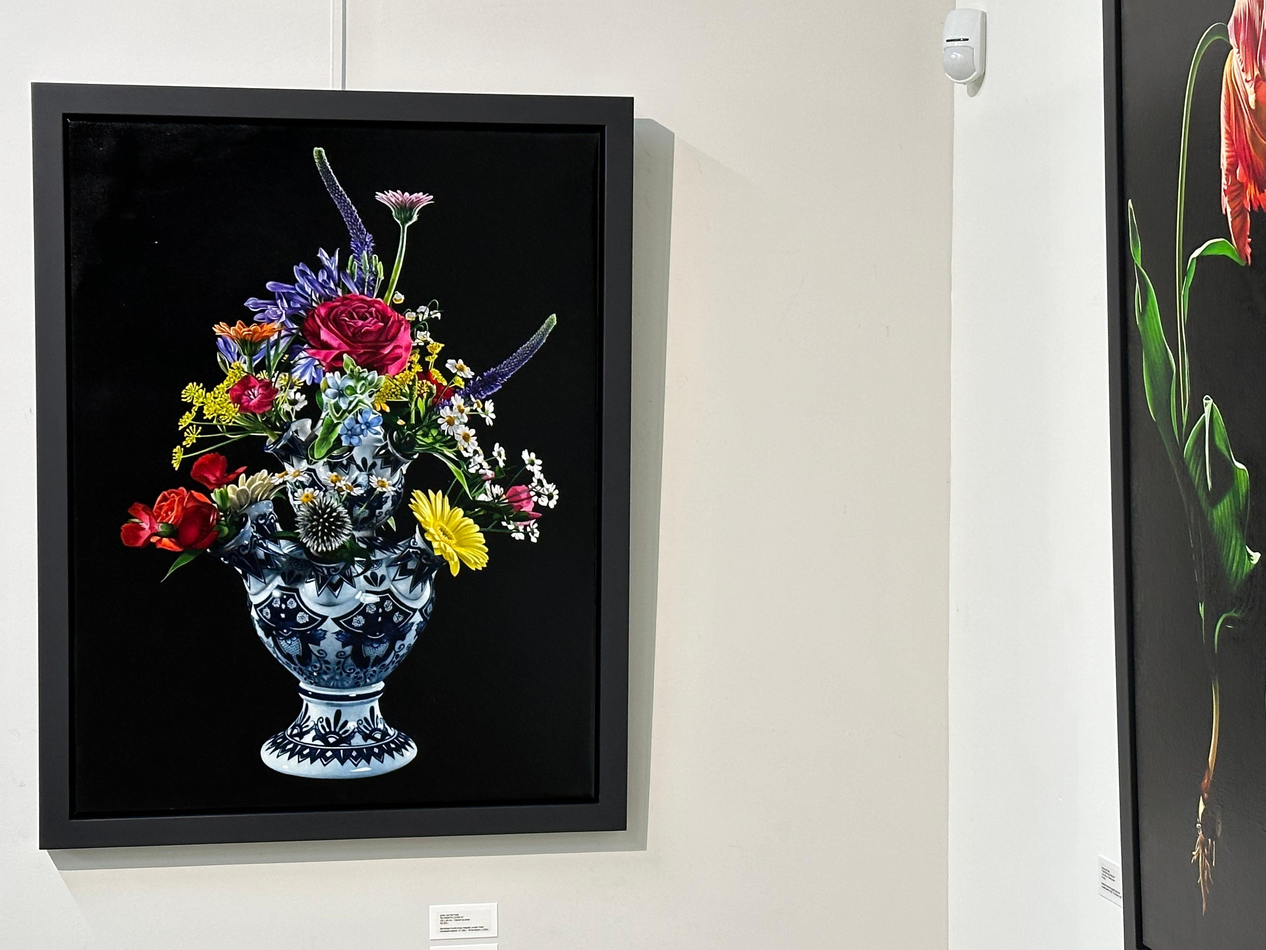 Fleurs - peinture contemporaine du 21e siècle représentant un vase de tulipes avec des fleurs - Réalisme Painting par Joran van der Haar