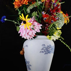 Flores en jarrón azul de Delft con bicicletas -Siglo XXI Pintura hiperrealista