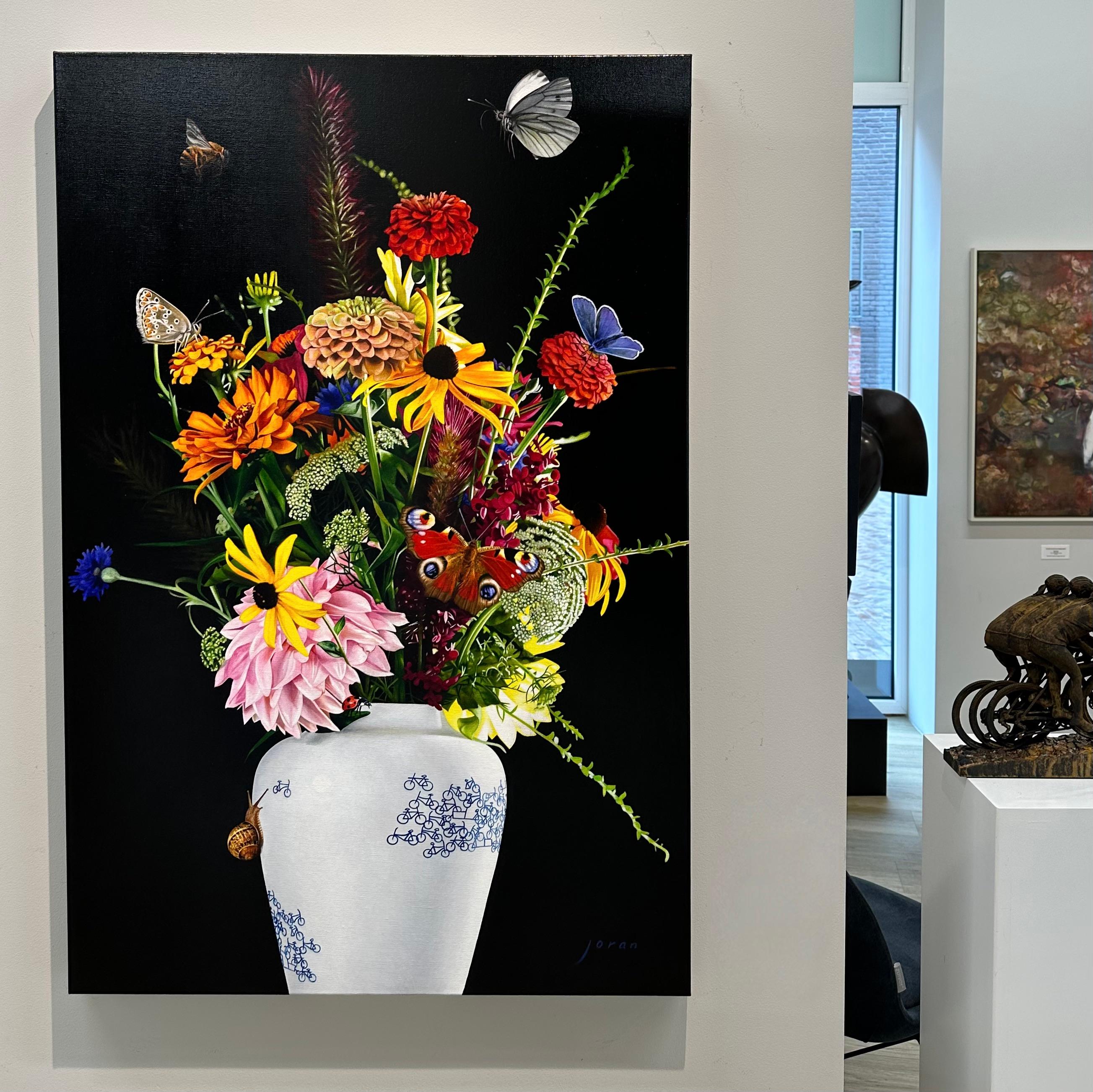 Fleurs dans un vase bleu de Delft avec des bicyclettes - Peinture hyperréaliste du 21e siècle  en vente 2