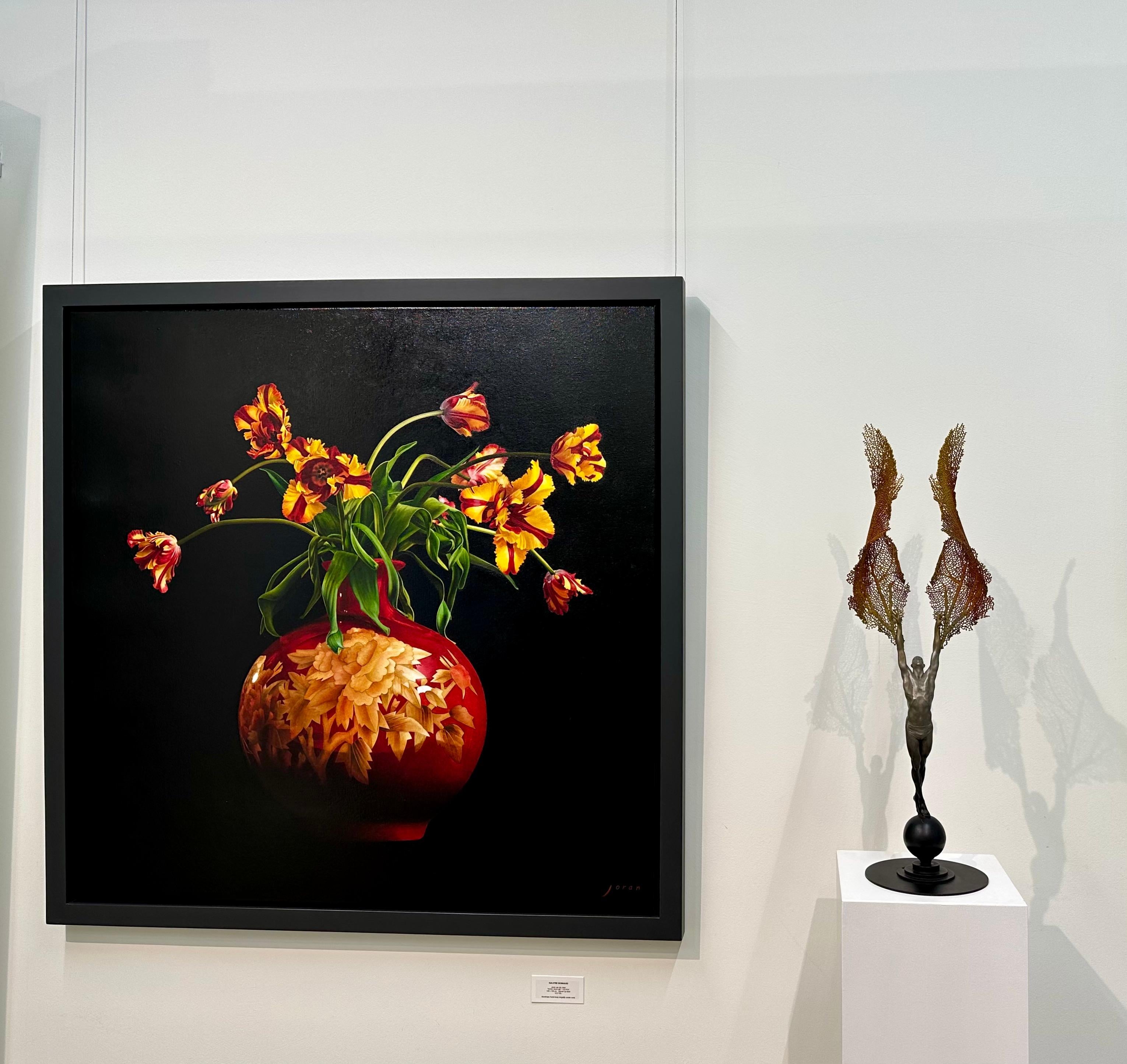 Tulpen in Rot und Gelb in roter Vase -21. Jahrhundert Realistisches Blumengemälde  – Painting von Joran van der Haar