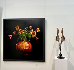 Tulipanes rojos y amarillos en jarrón rojo - Pintura floral realista del siglo XXI