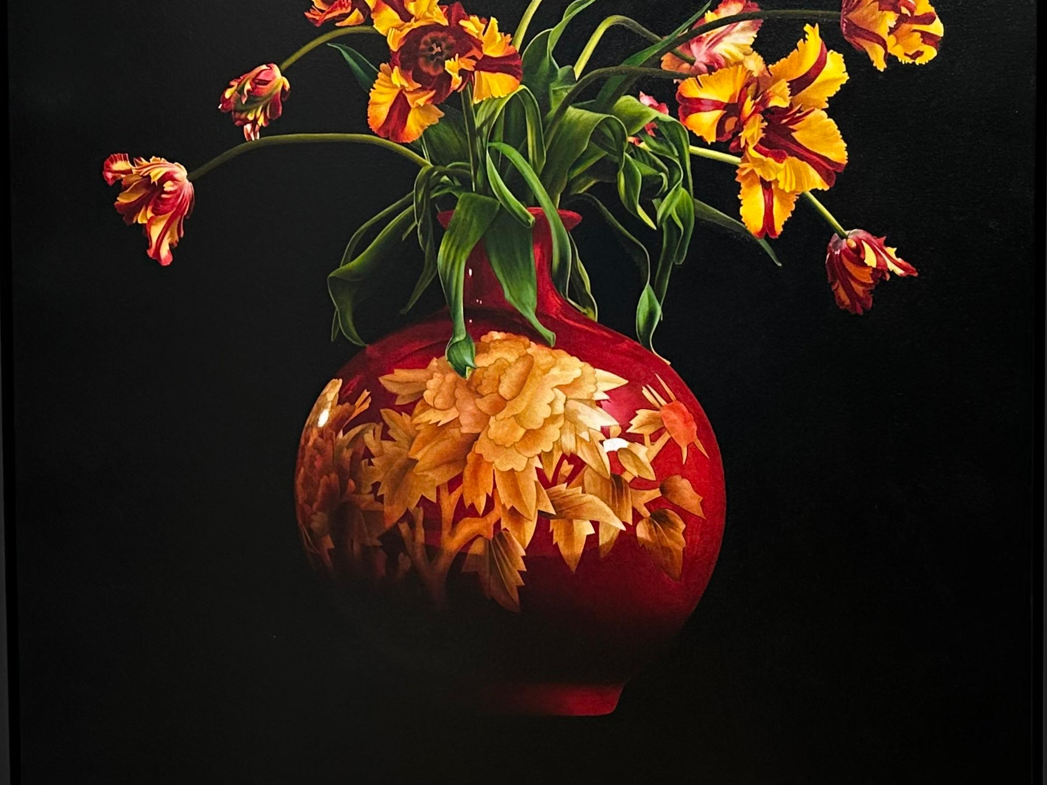 Tulpen in Rot und Gelb in roter Vase -21. Jahrhundert Realistisches Blumengemälde  (Realismus), Painting, von Joran van der Haar