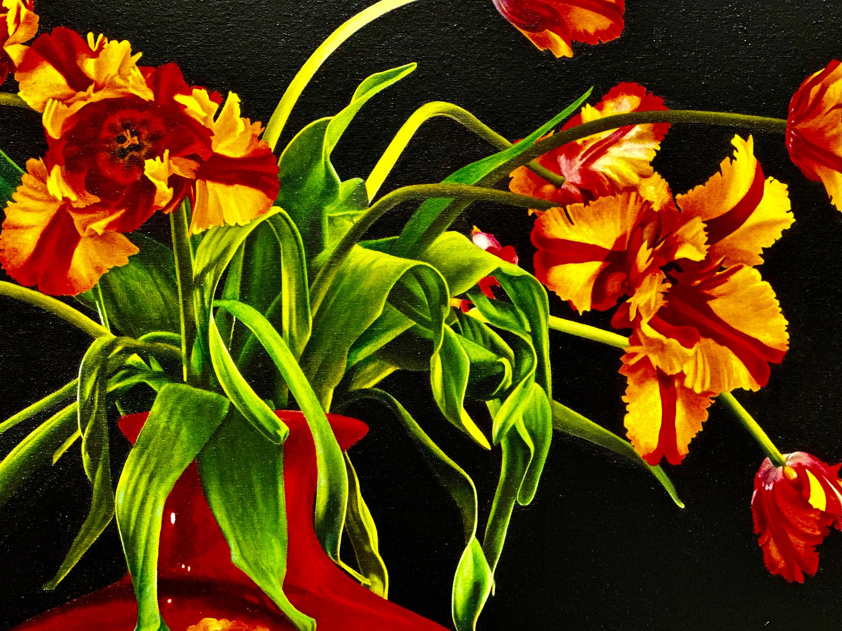 Tulipani rossi e gialli in vaso rosso - Quadro realistico di fiori del 21° secolo - Painting Realismo di Joran van der Haar