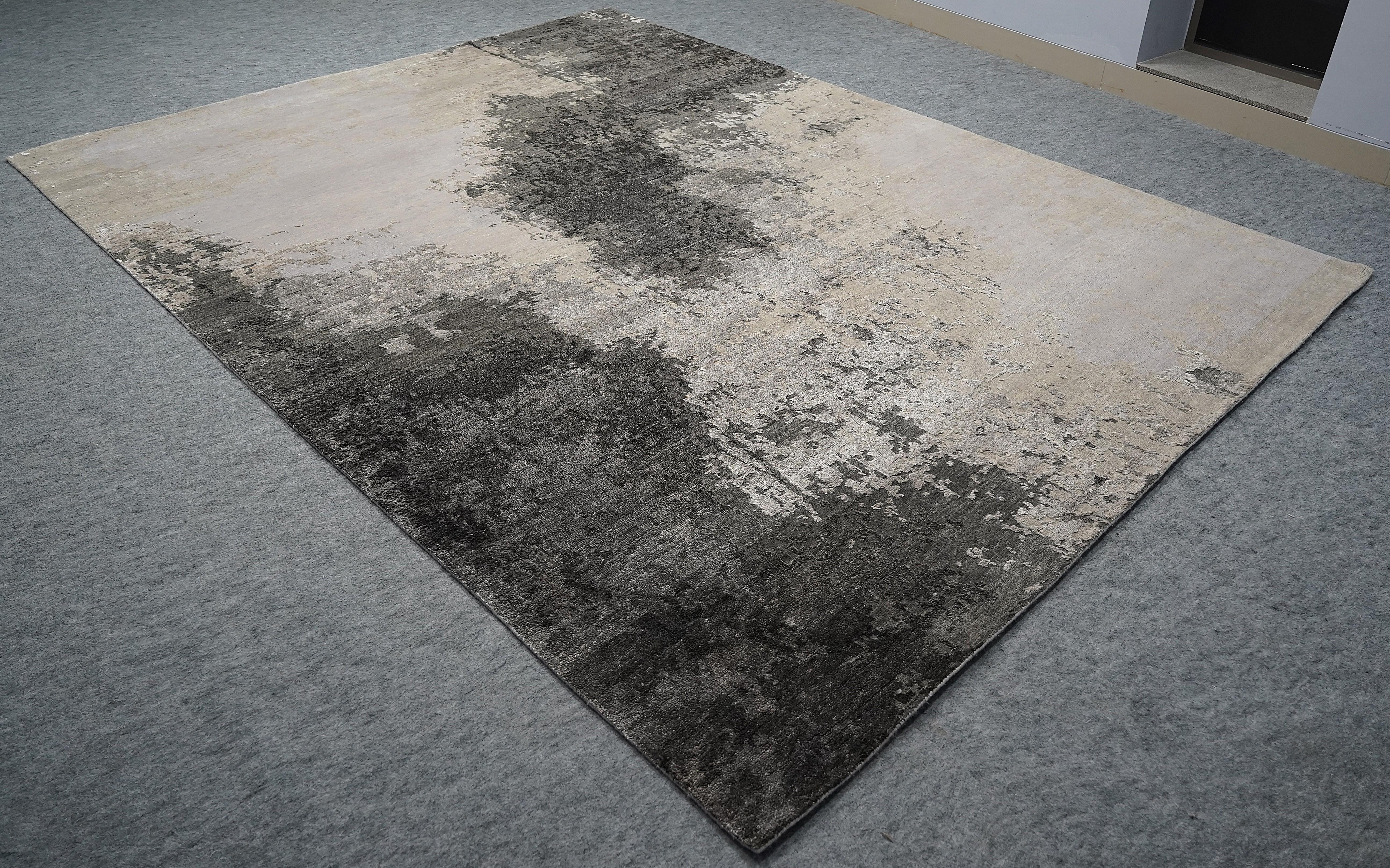 Annodato a mano Jord Hand Knotted Modern Silk Rug in Green and Grey Colours by Hands in vendita