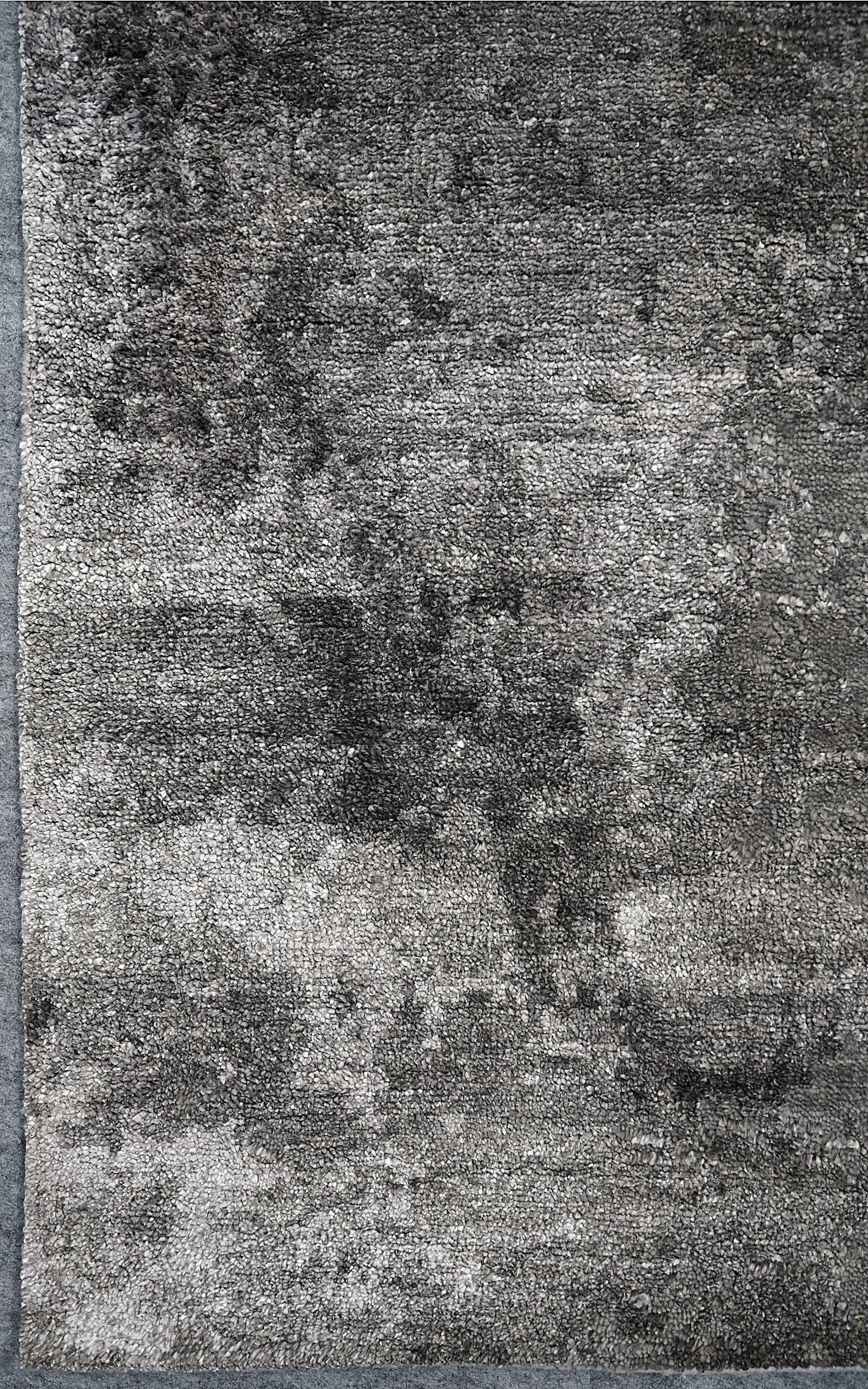Jord Hand Knotted Modern Silk Rug in Green and Grey Colours by Hands In condizioni Nuovo in vendita a New Delhi, IN