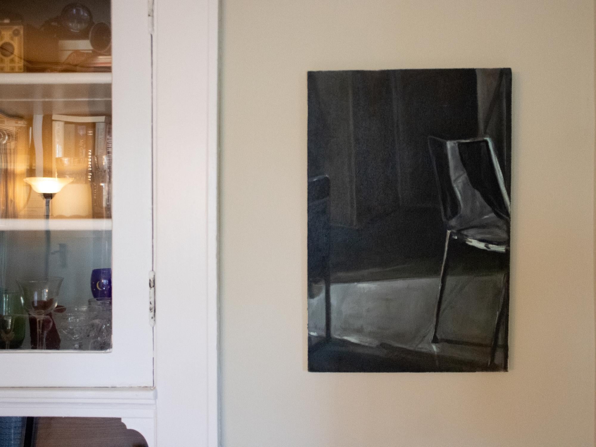 Stuhl - Dunkle Innenmalerei Schwarzer Schatten Raum Licht, 2024 – Painting von Jordann McKenna