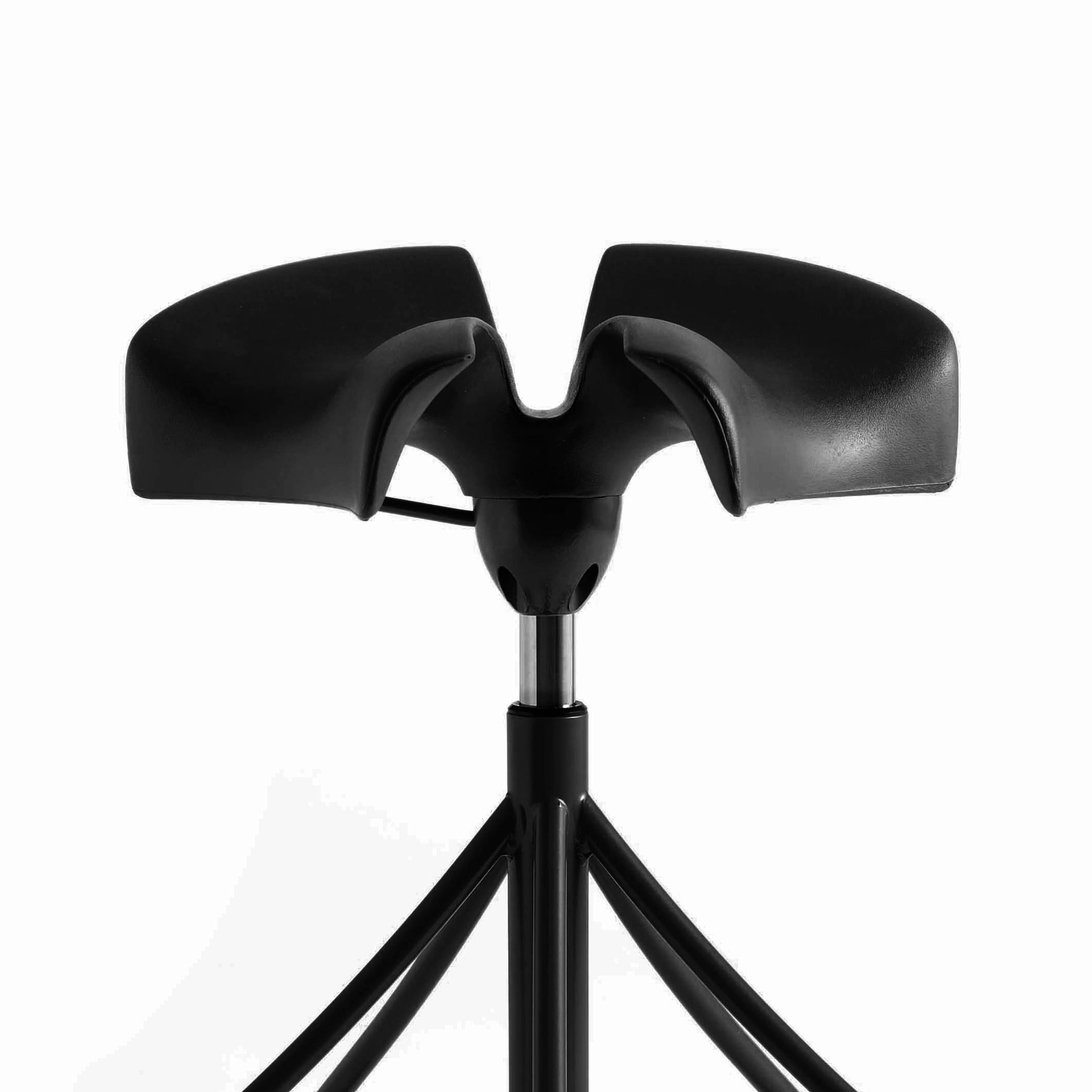 Tabouret conçu par Jordi Badia et Otto Canalda.
Fabriqué par BD Barcelona Design.

Structure et levier en acier peint en poudre polyester et finition satinée. Disponible en blanc RAL 1013, rouge RAL 3002 ou noir RAL 9005. Siège intégral en
