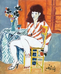 Femme posant une peinture acrylique
