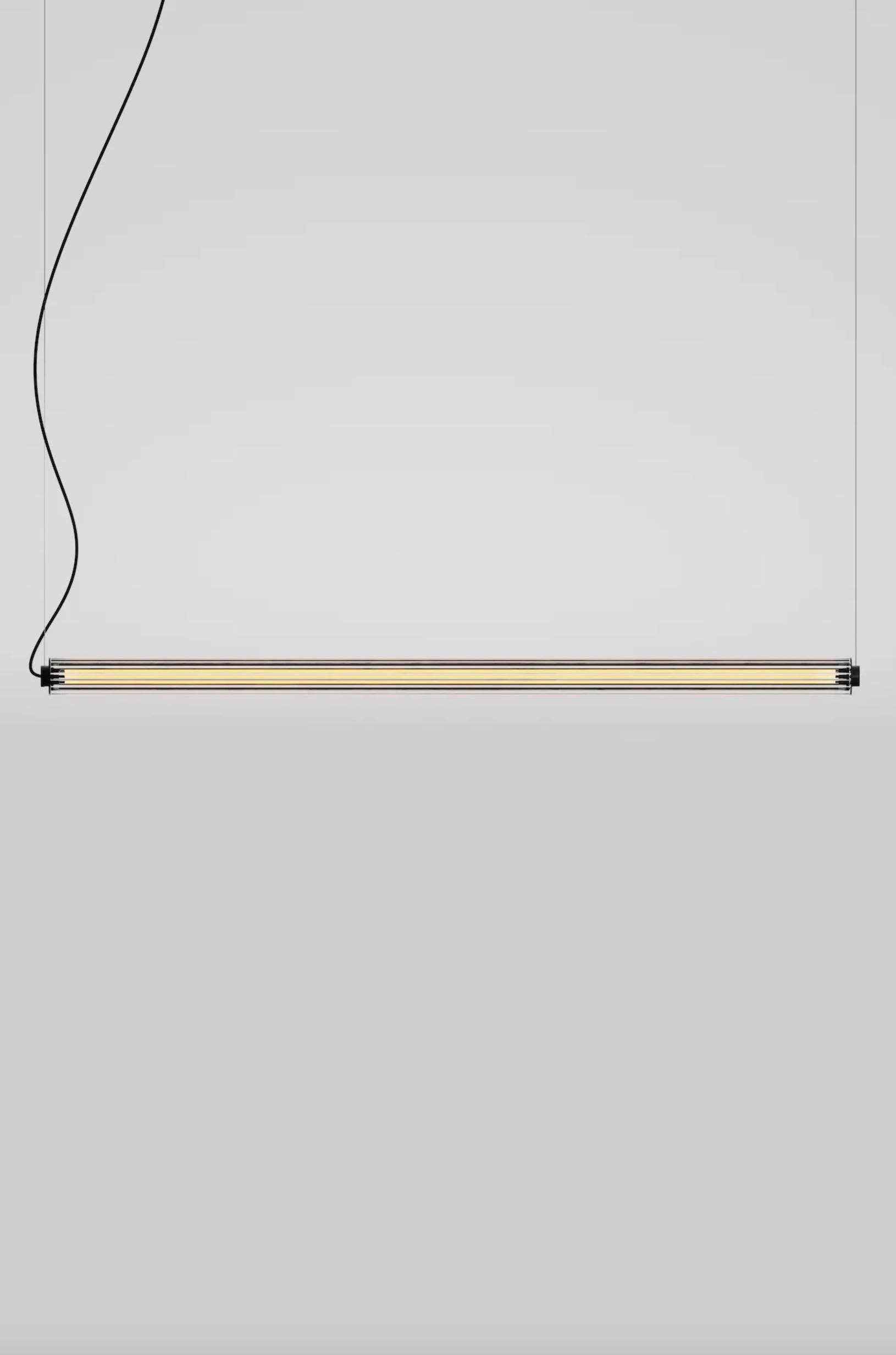 Jordi Veciana B 15 T H GR Lampada a sospensione in vetro trasparente per Parachilna 

Lampada a sospensione composta da una struttura in alluminio che ospita 2 tubi LED inseriti in un diffusore in vetro estruso.

Dettagli del prodotto

Struttura in