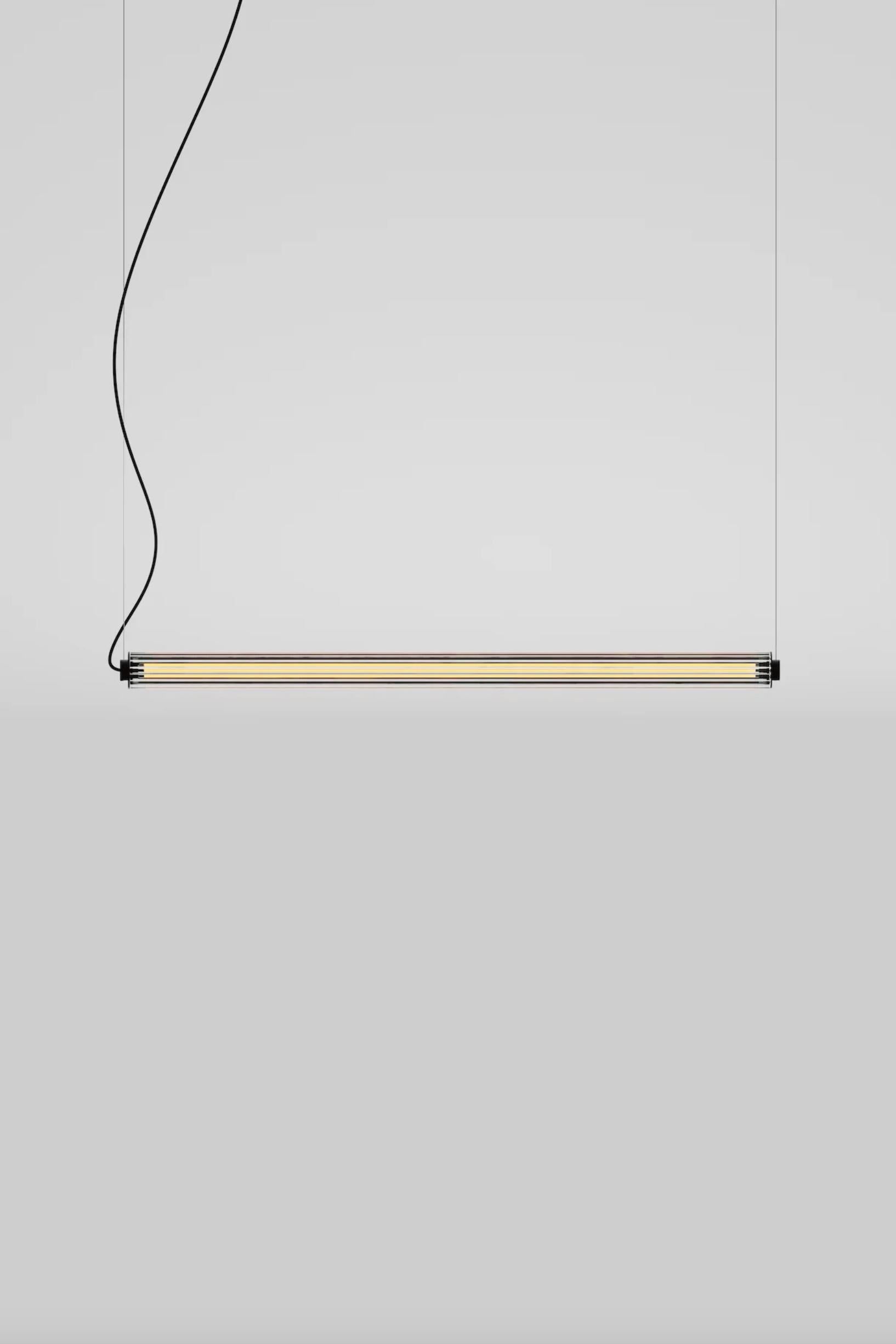 Jordi Veciana B 15 T H PE Lampada a sospensione in alluminio per Parachilna 

Lampada a sospensione composta da una struttura in alluminio che ospita 2 tubi LED inseriti in un diffusore in vetro estruso.

Dettagli del prodotto
Struttura in